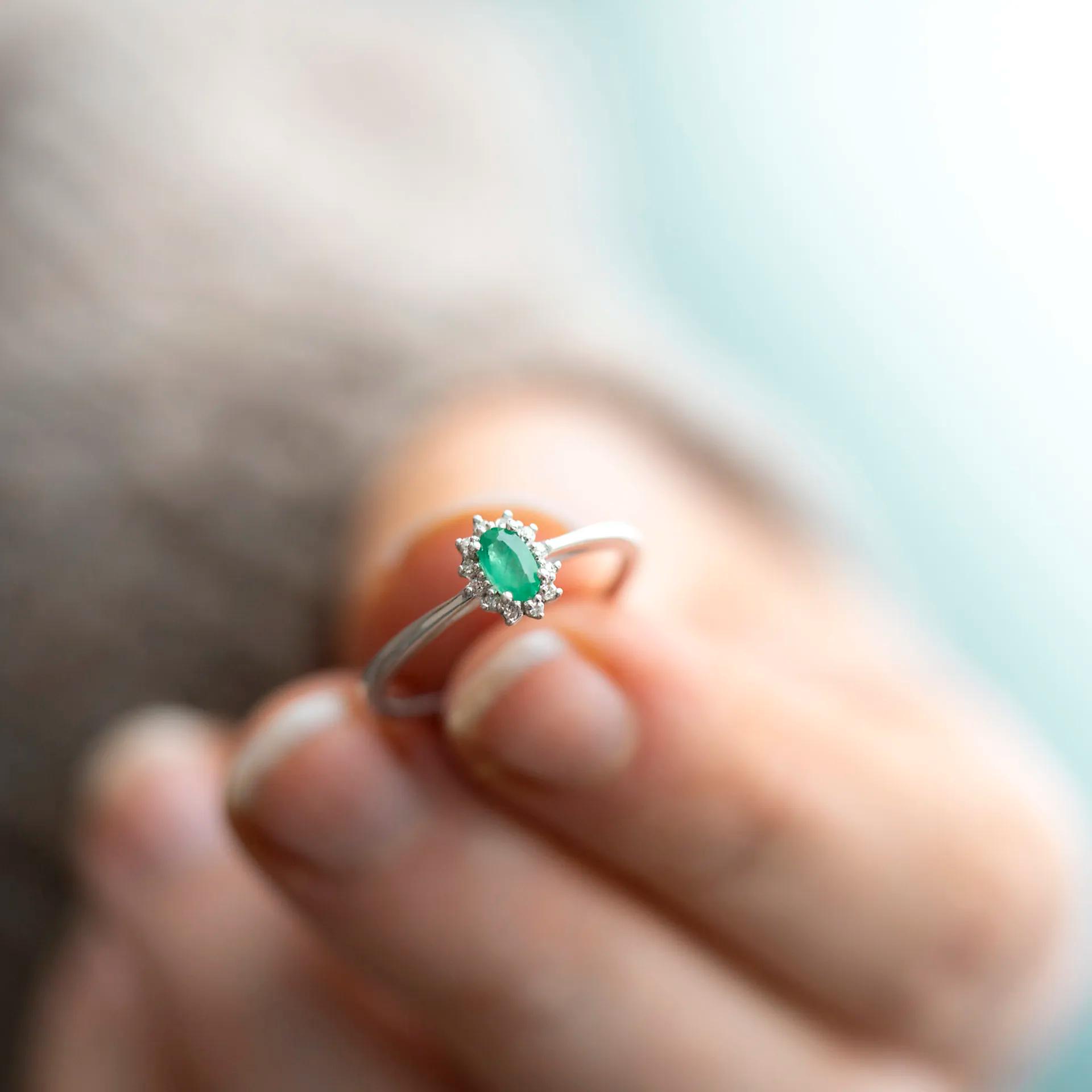 Diamantring med grønn smaragd