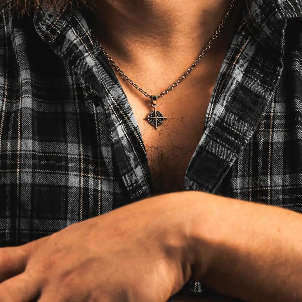 Smykke med kompass som valentinsgave til han