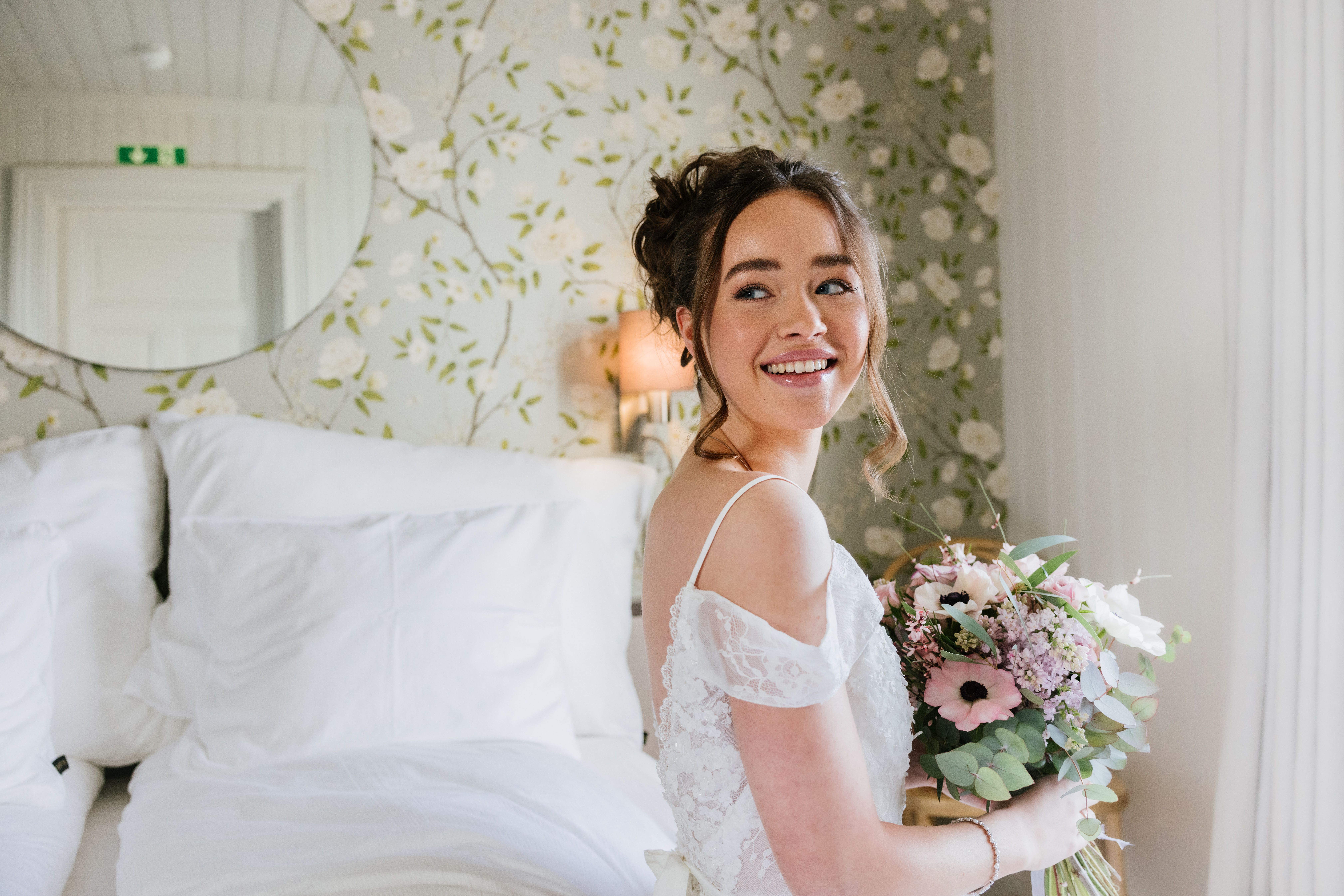 Brud ser bakover på forlover