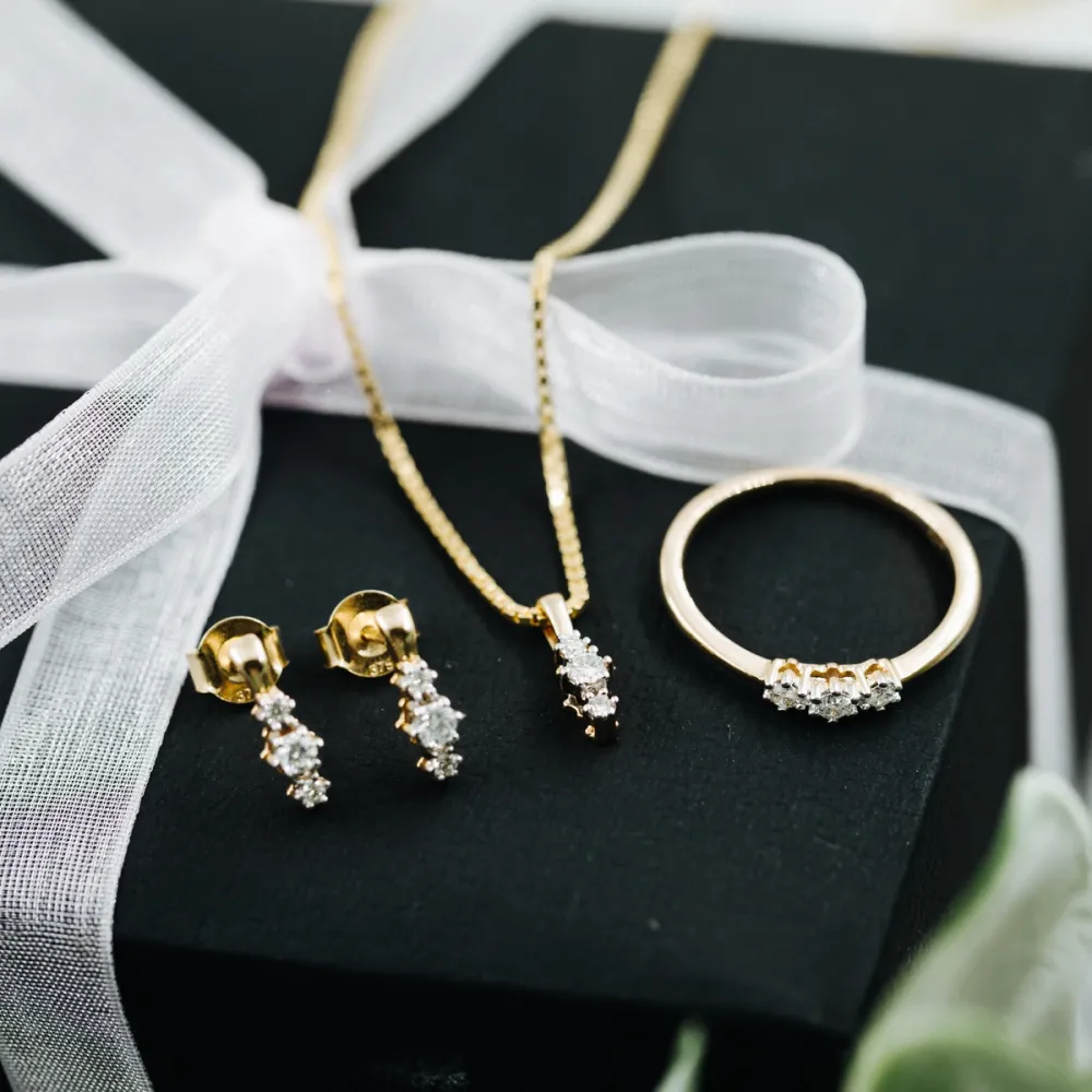 Nora diamantsmykker i gult gull