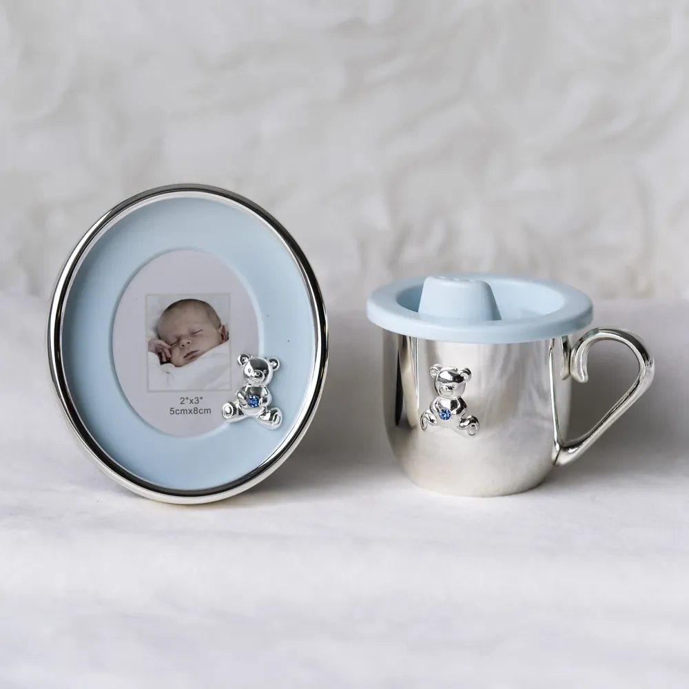 Fotoramme og kopp i forsølvet sink med en søt bamse og lyseblå farge