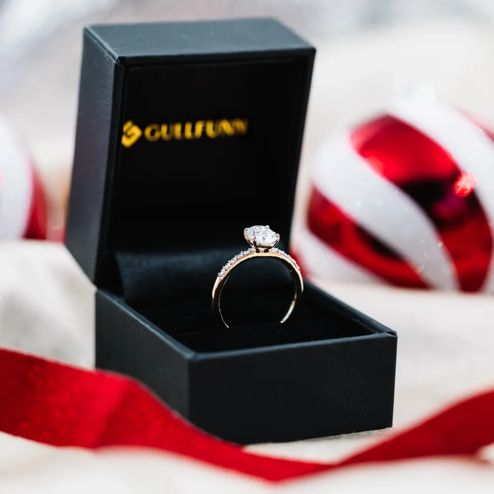 Julie diamantring i gult med diamanter og Moissanite