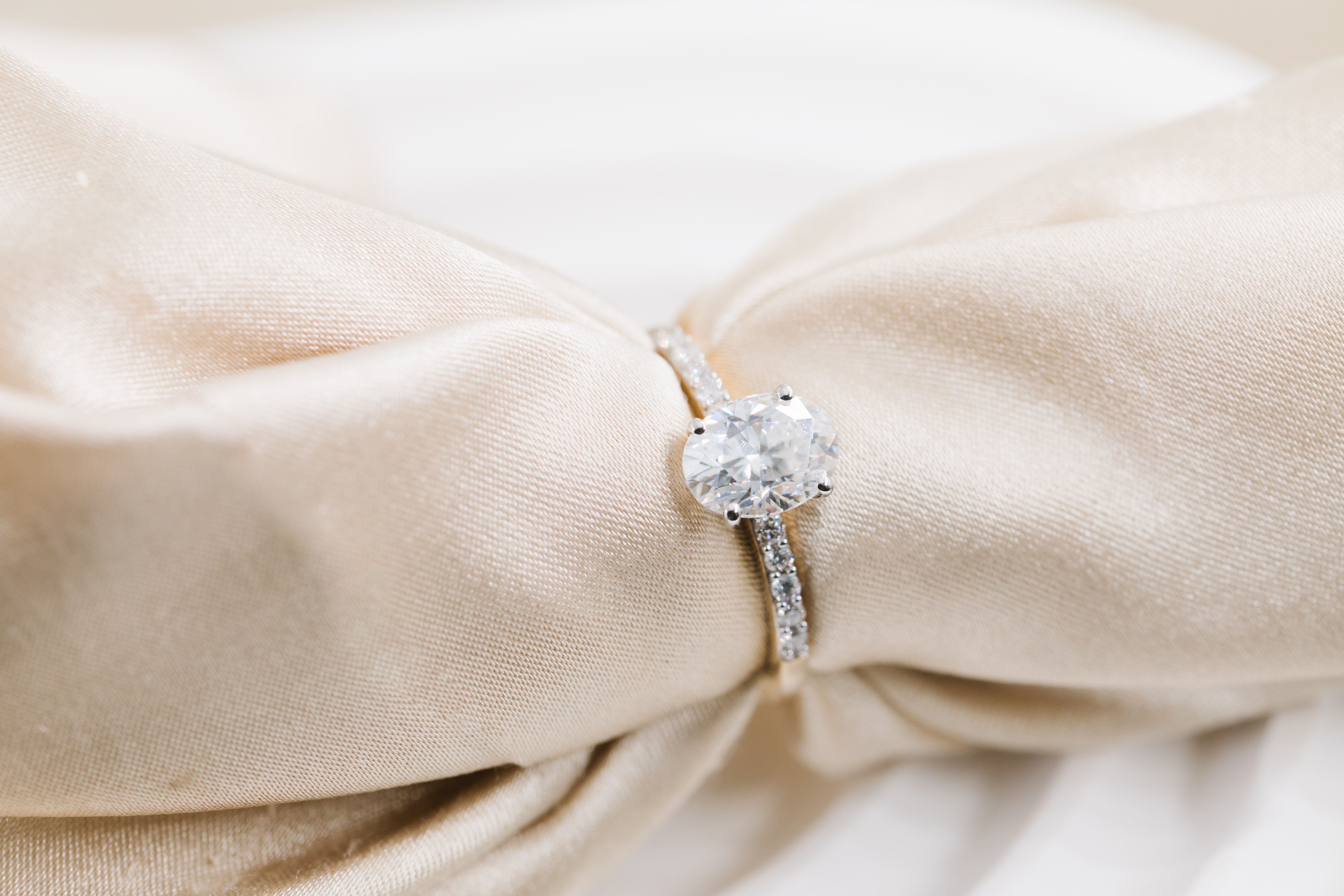 Julie diamantring med moissanite