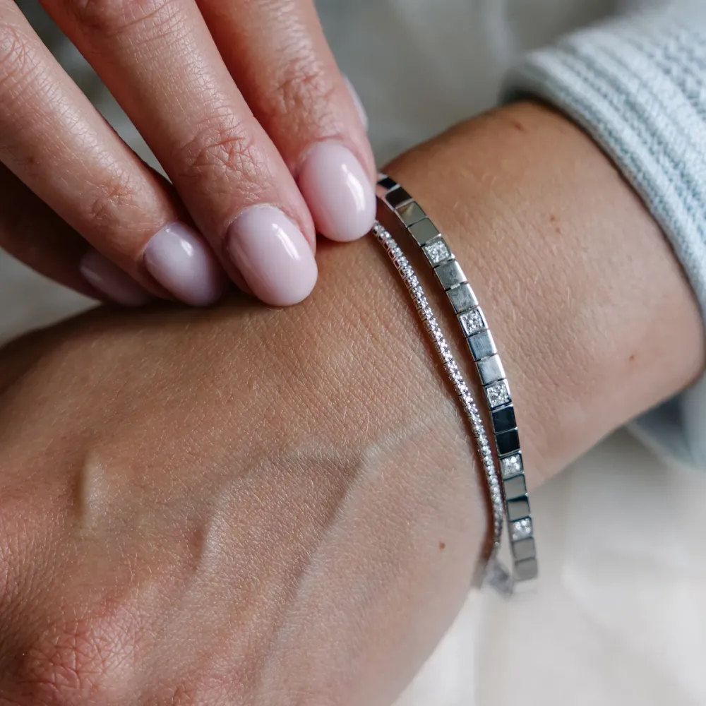 Alliansearmbånd og tennisarmbånd i hvitt gull