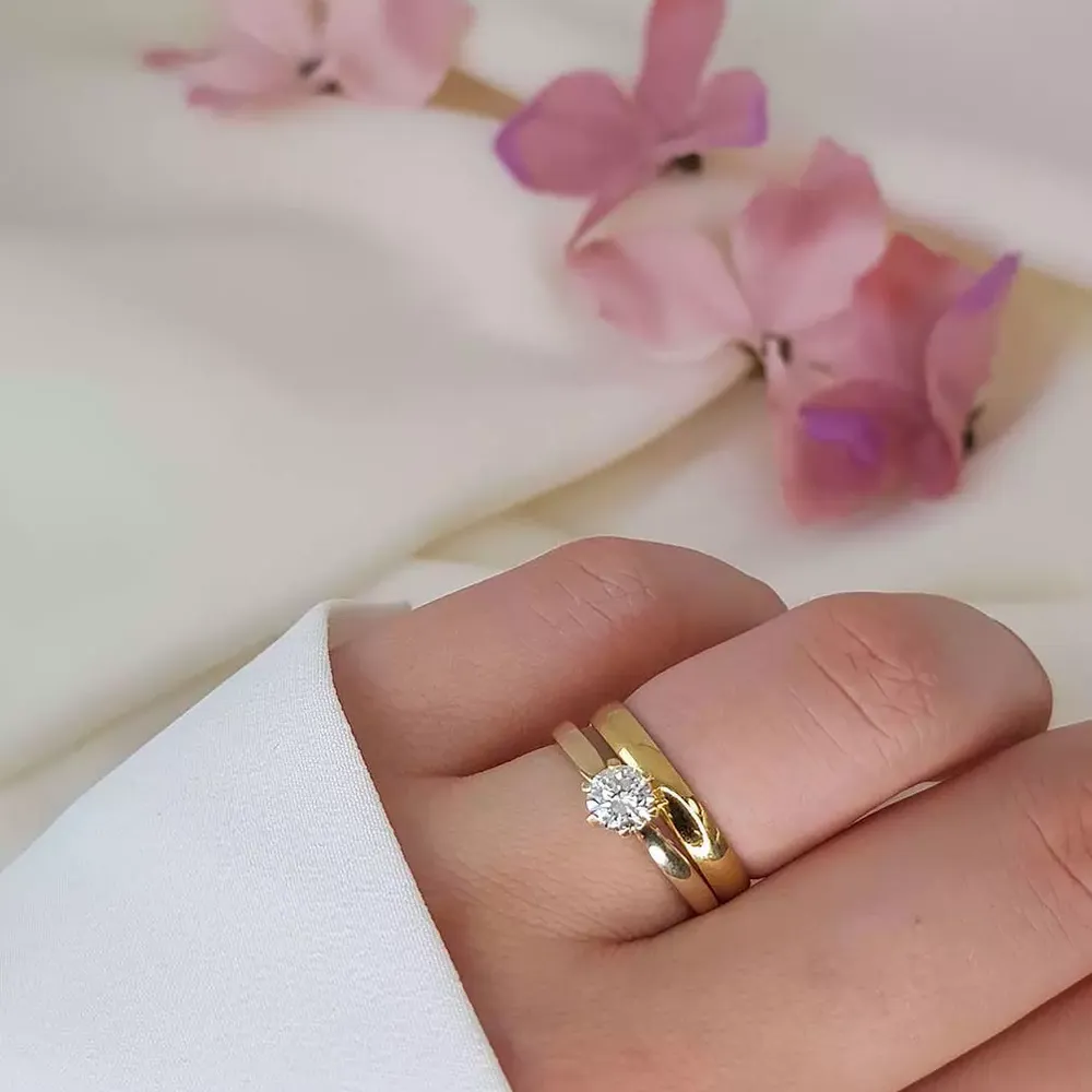 En ring i gull kombinert med olivia diamantring