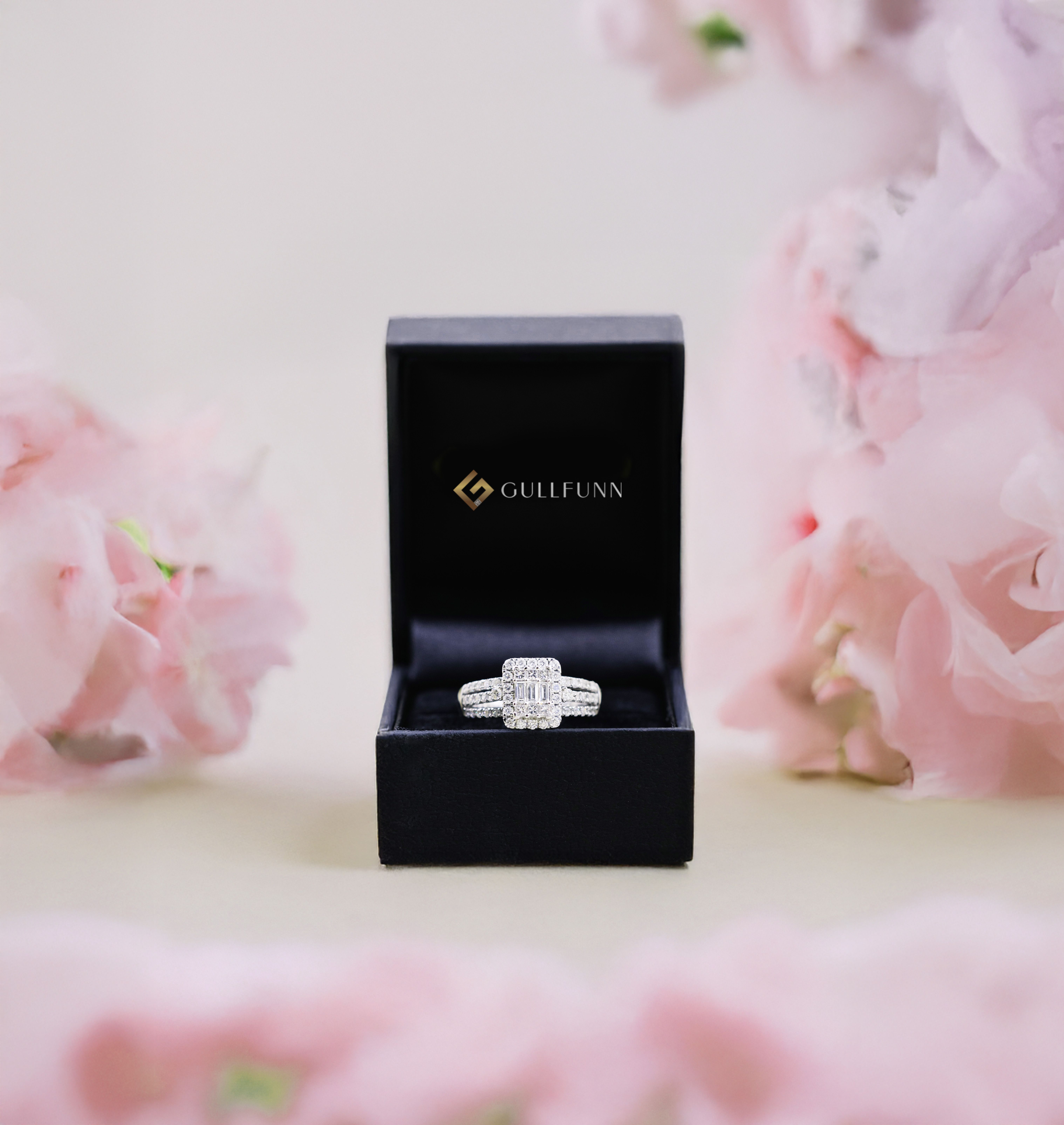 Elizabeth diamantring i 585 hvitt gull