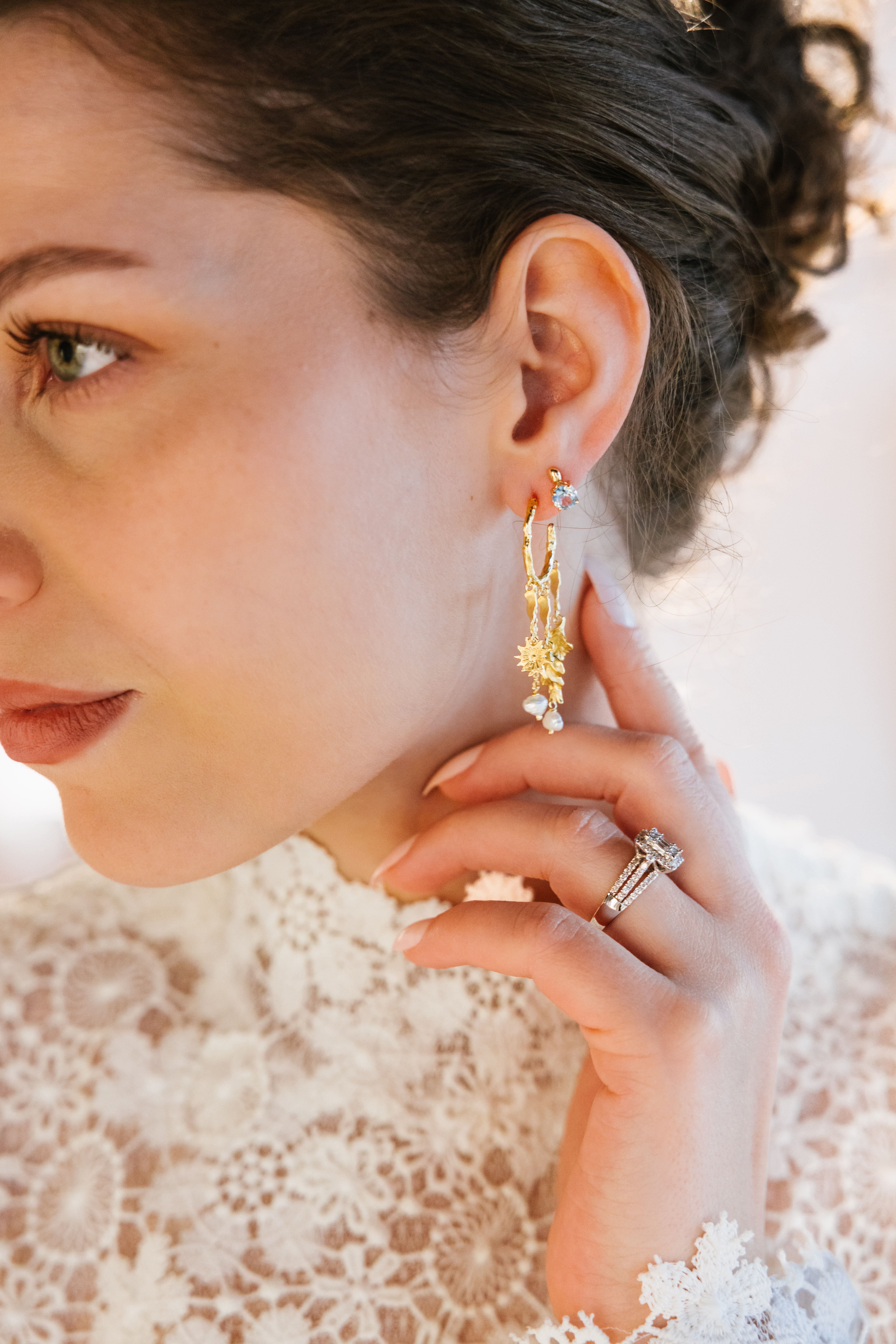 Øredobber og ring på brud