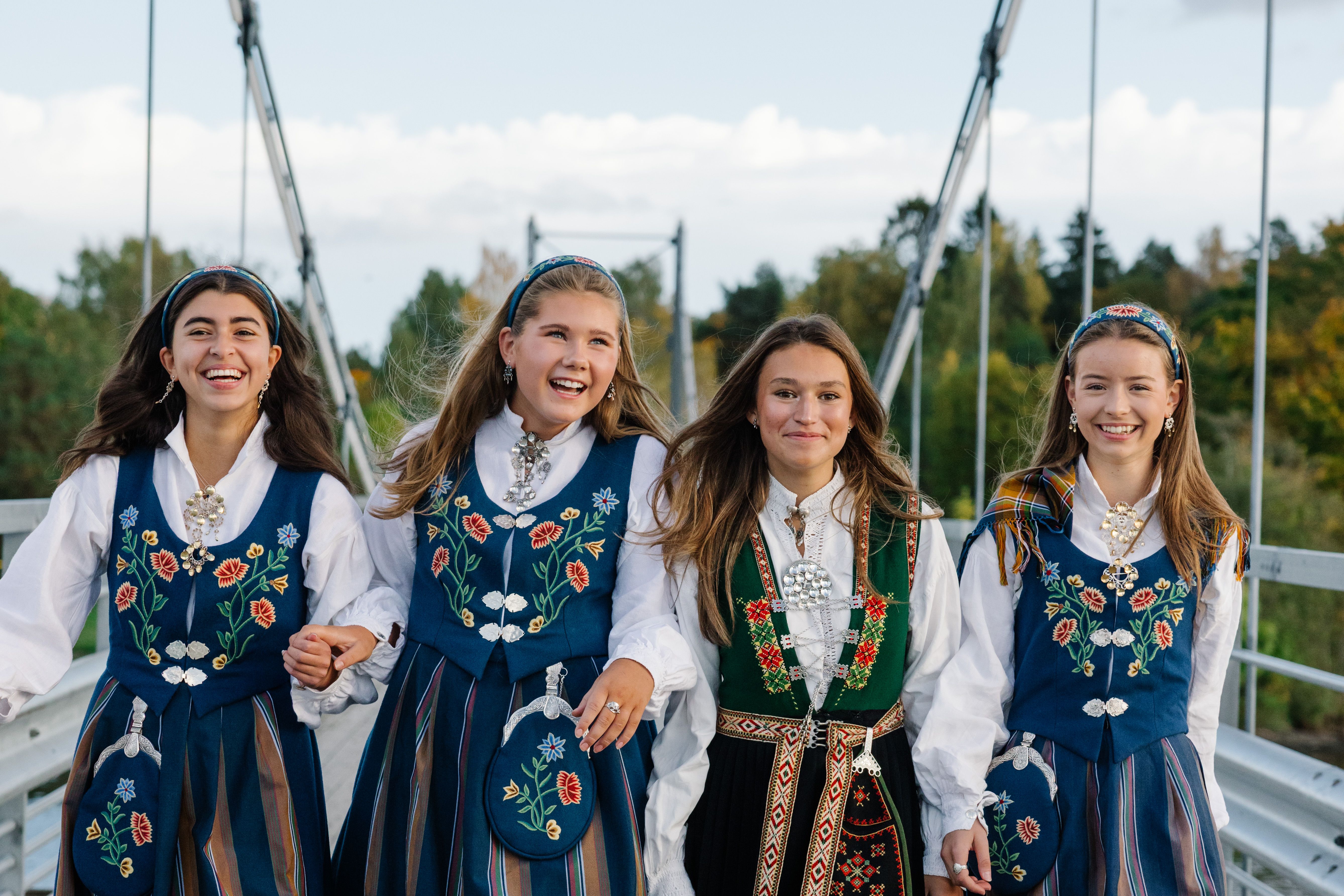 Mia og venninnene på konfirmasjonsdagen