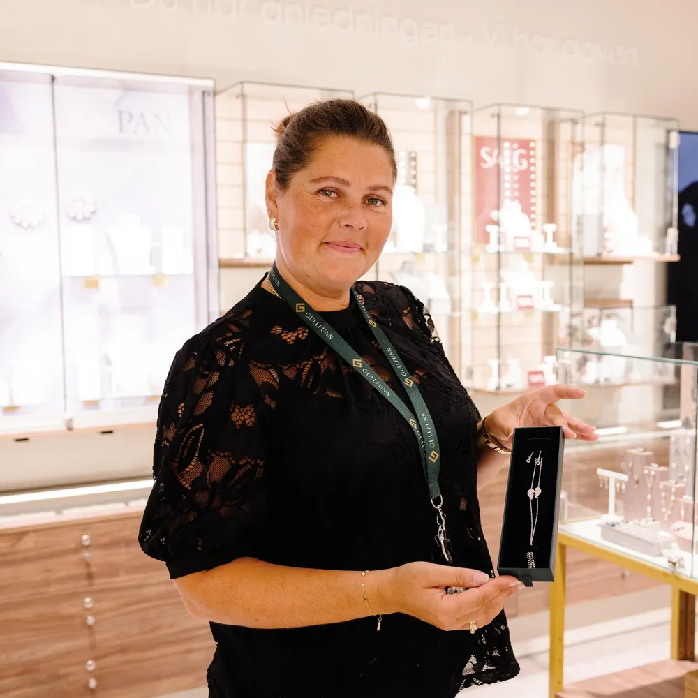 Ida fra Down Town viser frem vennskapsarmbånd