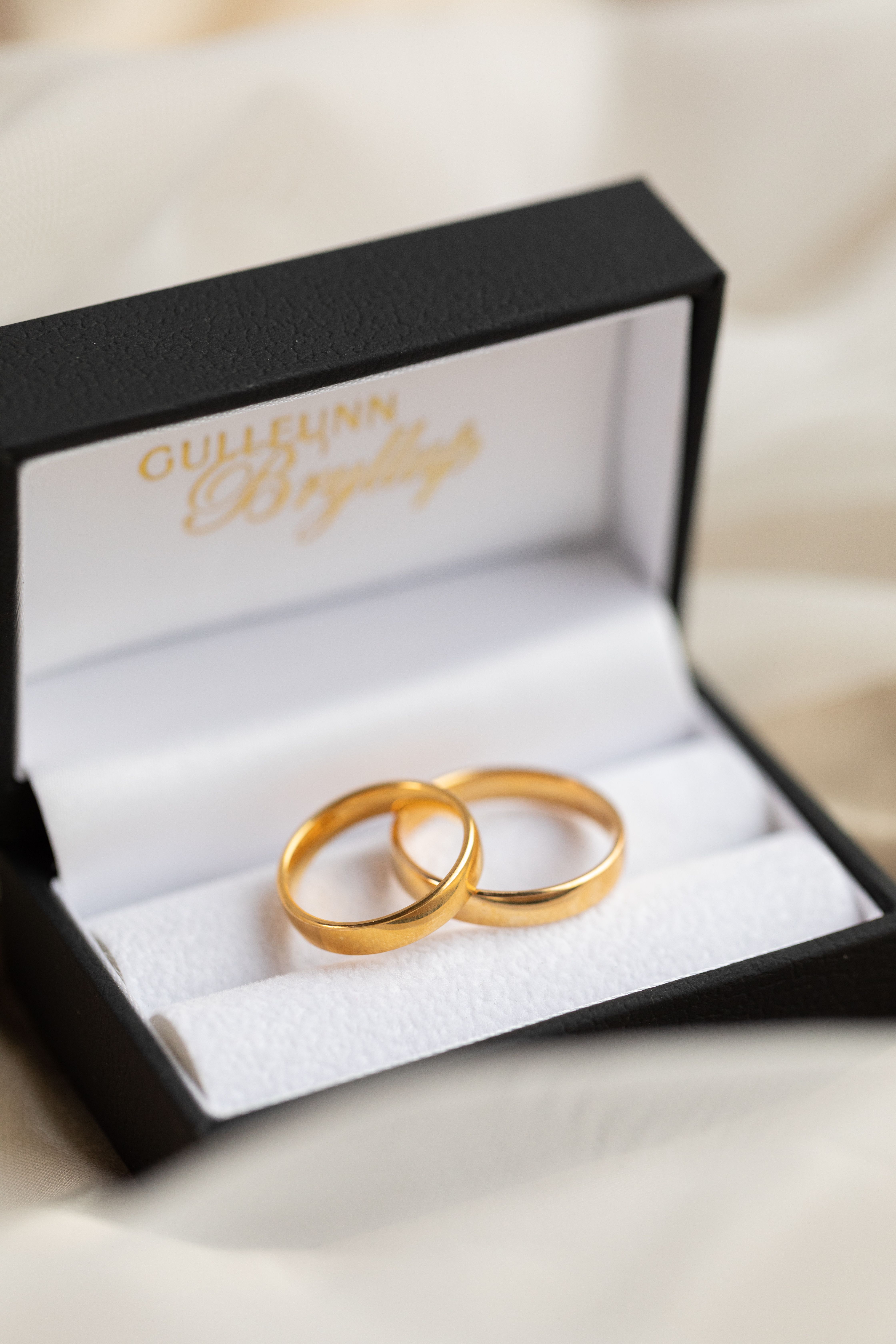 Giftering i gult gull