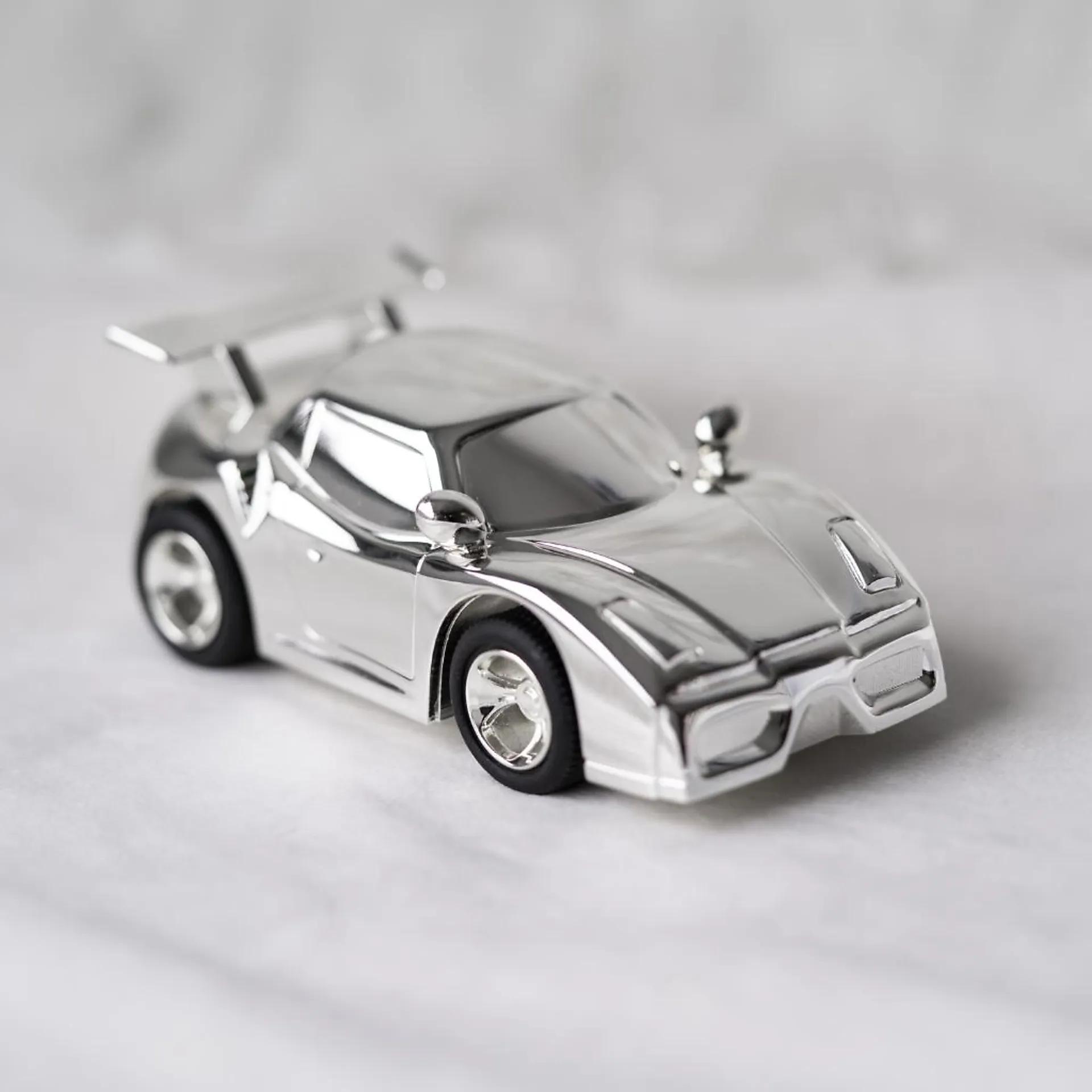 Sparebøsse formet som racerbil er en populær dåpsgave til gutt 