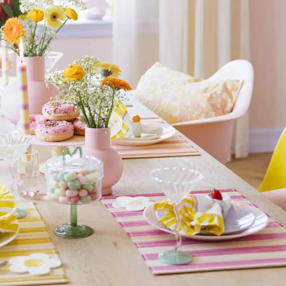 Fargerik borddekking