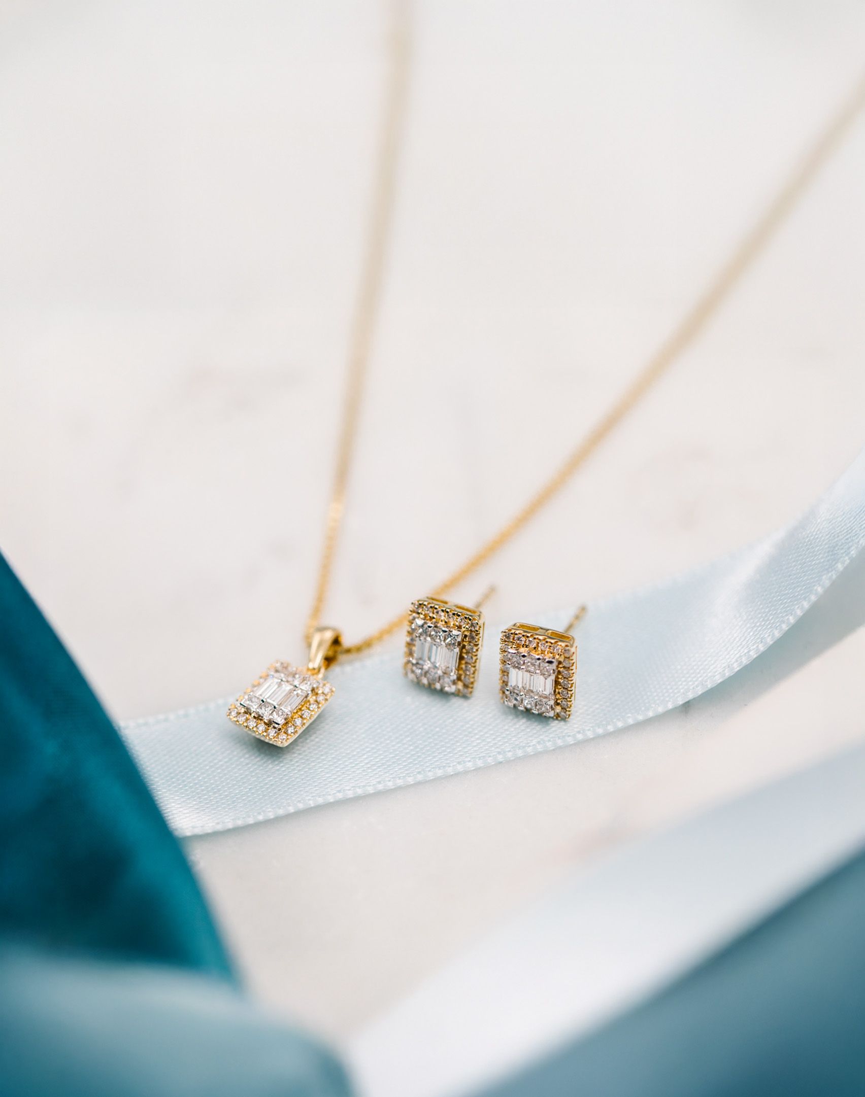 Elizabeth diamantanheng og diamantøredobber i gult gull