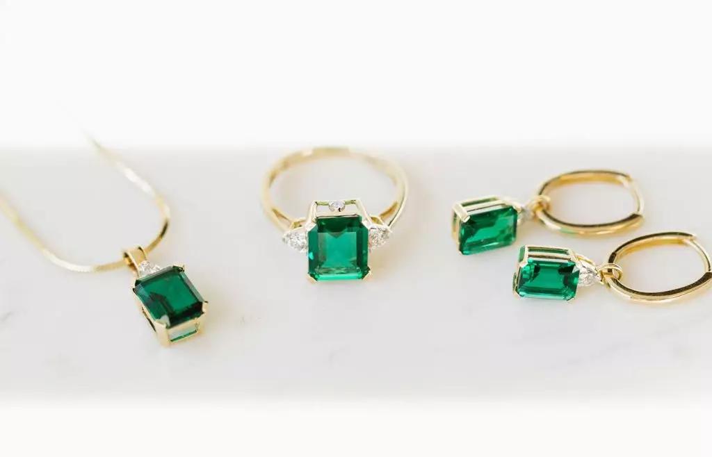 Smykker med hydrotermisk smaragd