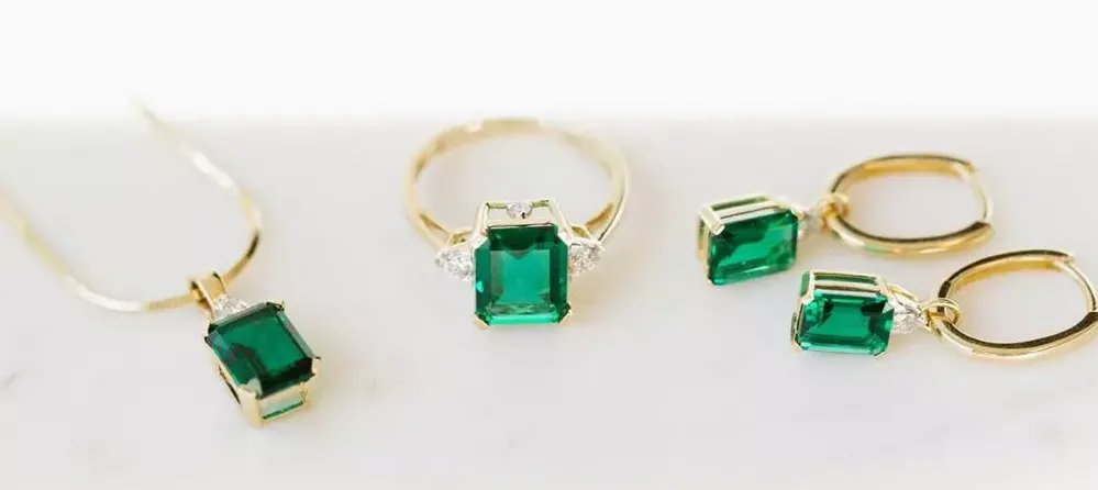 Smykker med hydrotermisk smaragd