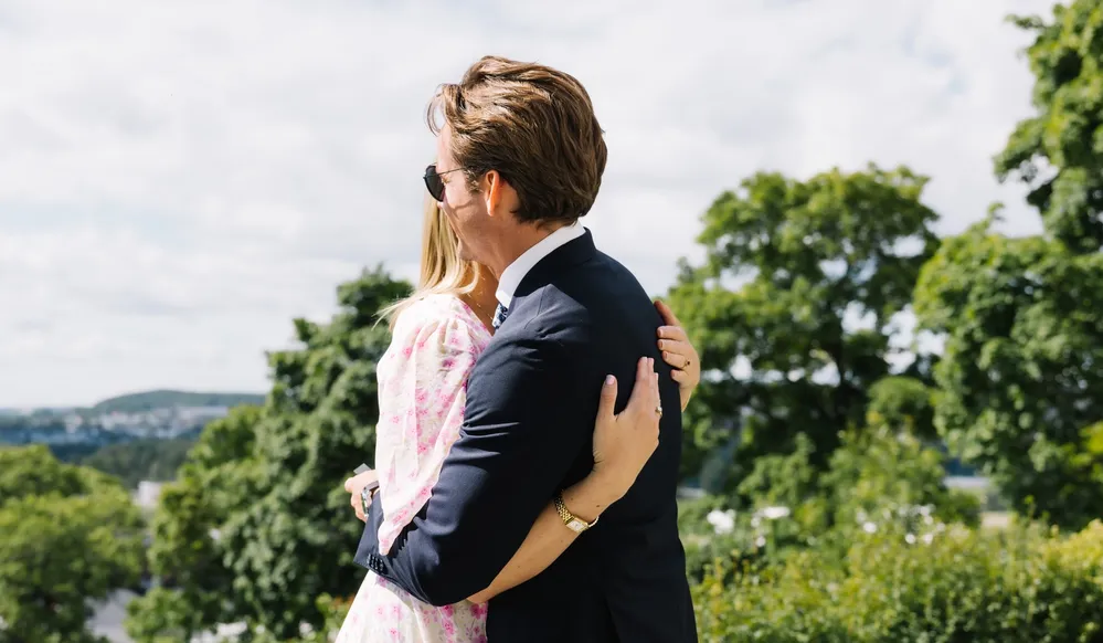 mann og dame som klemmer