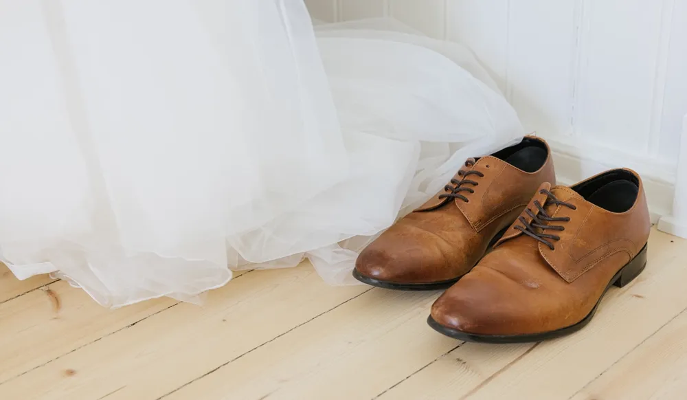 brudekjole og dressko