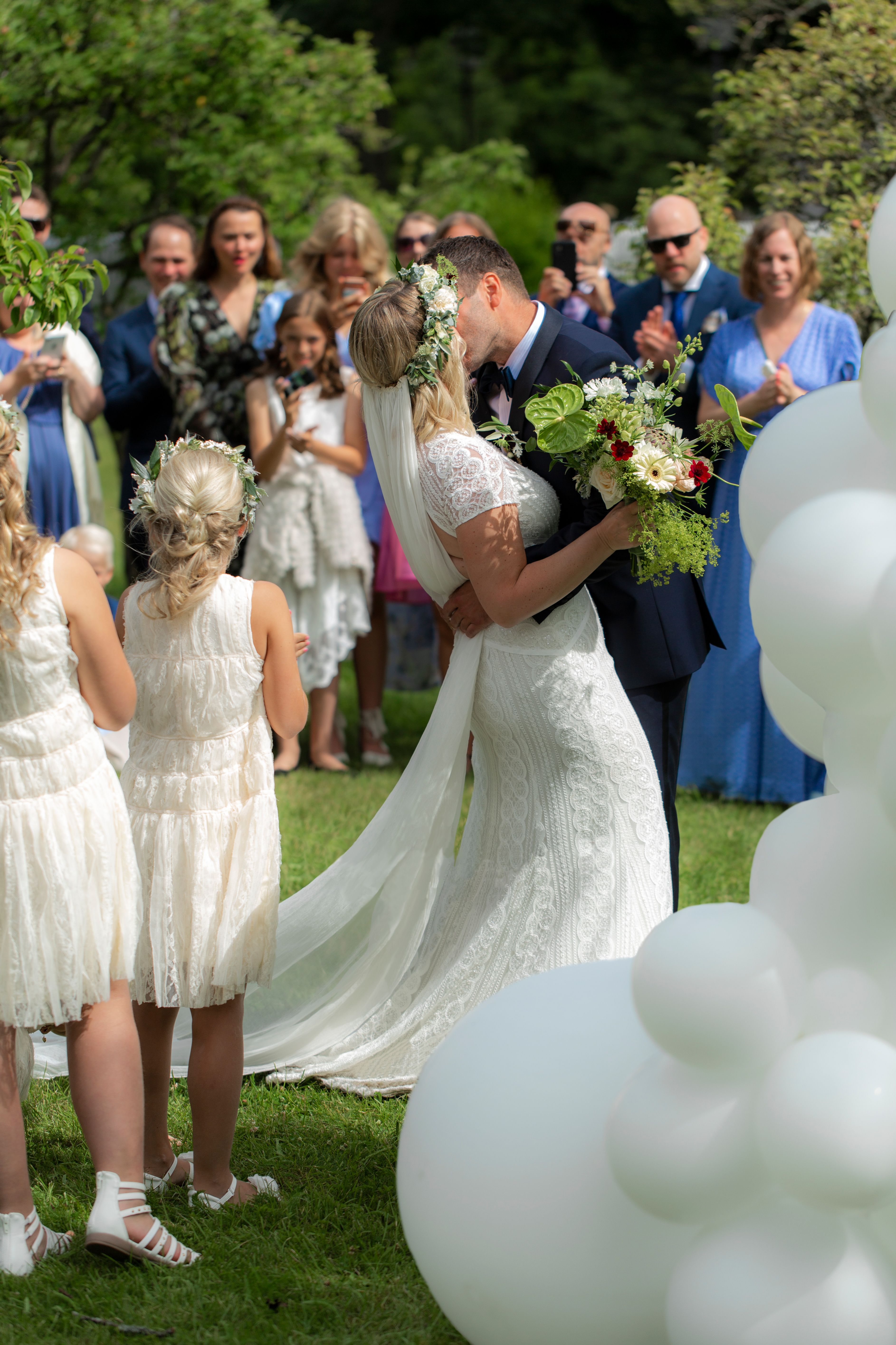 Brudepar som kysser foran gjester