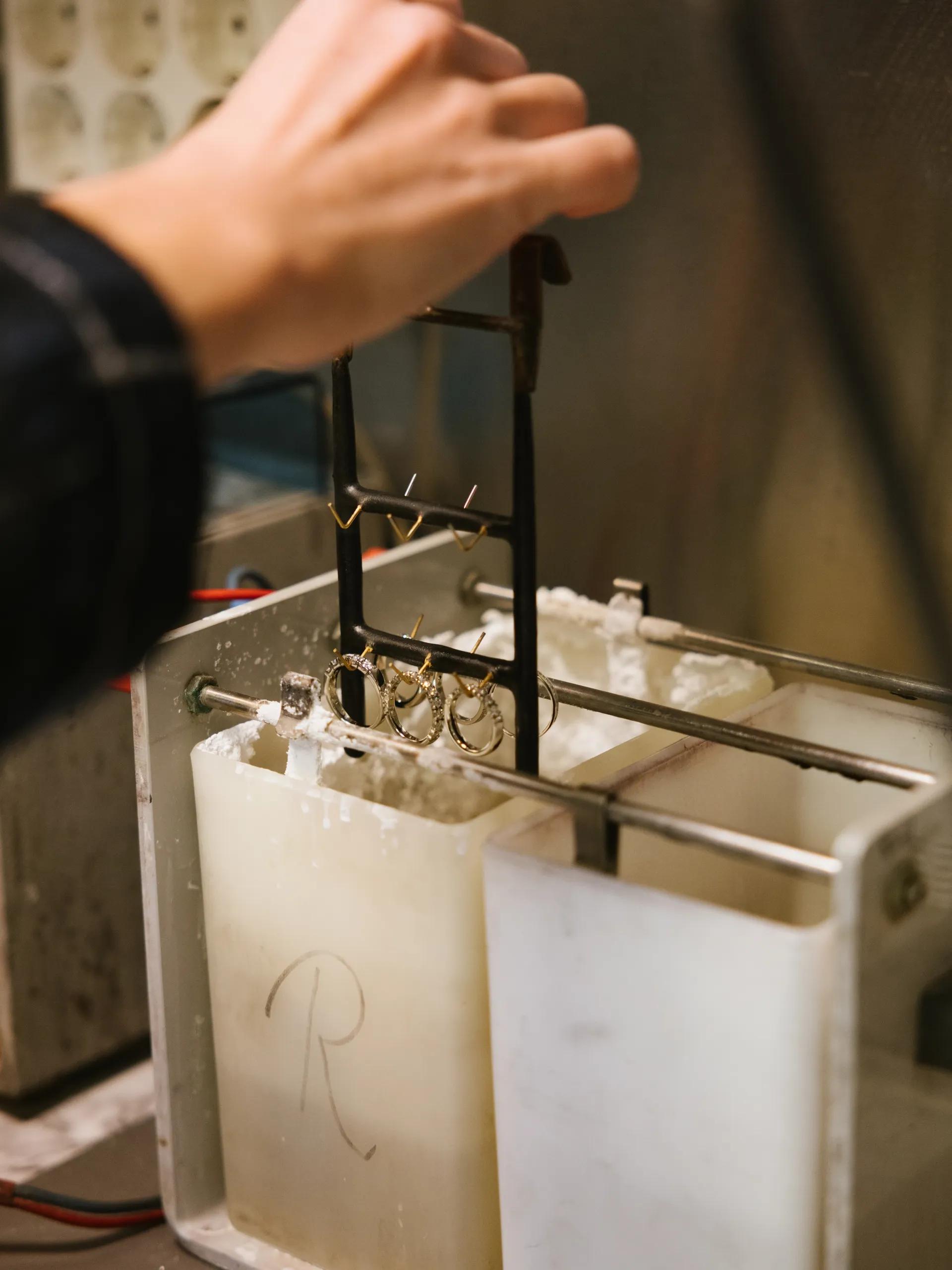 Smykker som dyppes i rhodium