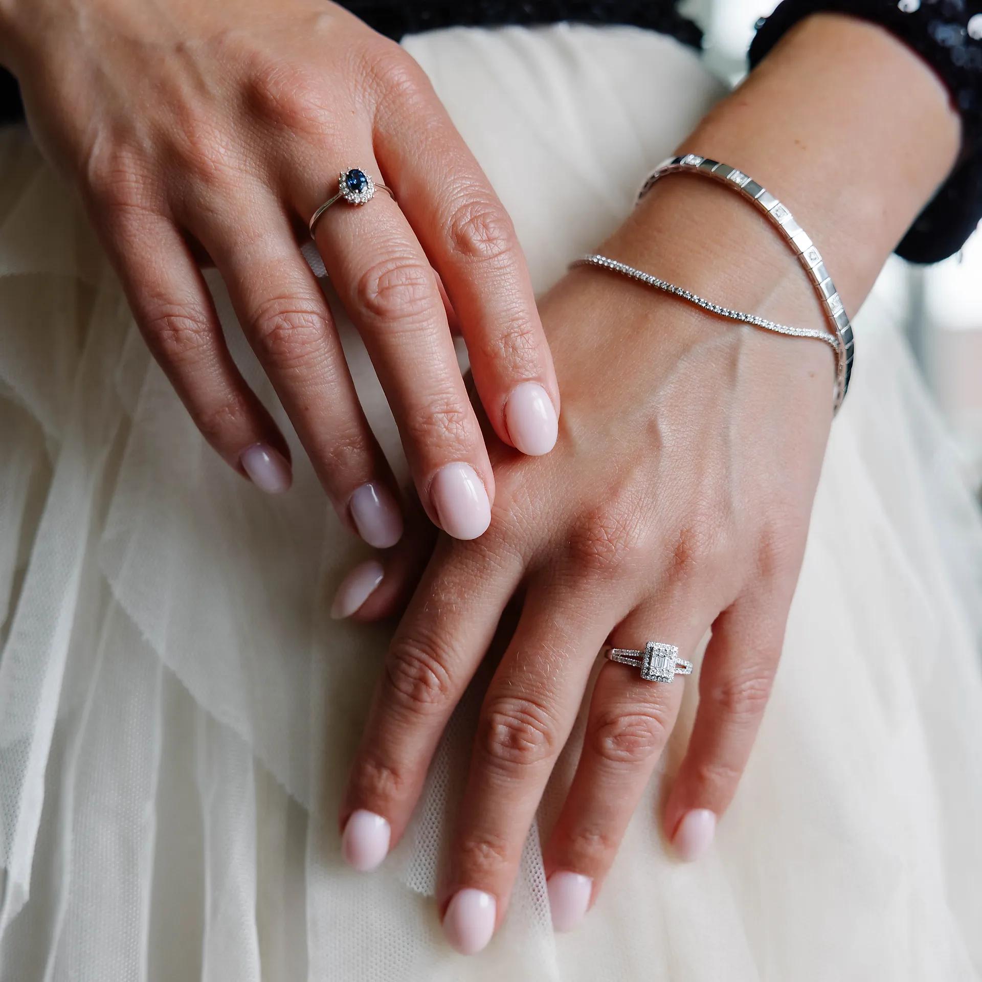 Grace diamantring som forlovelsesring på venstre hånd