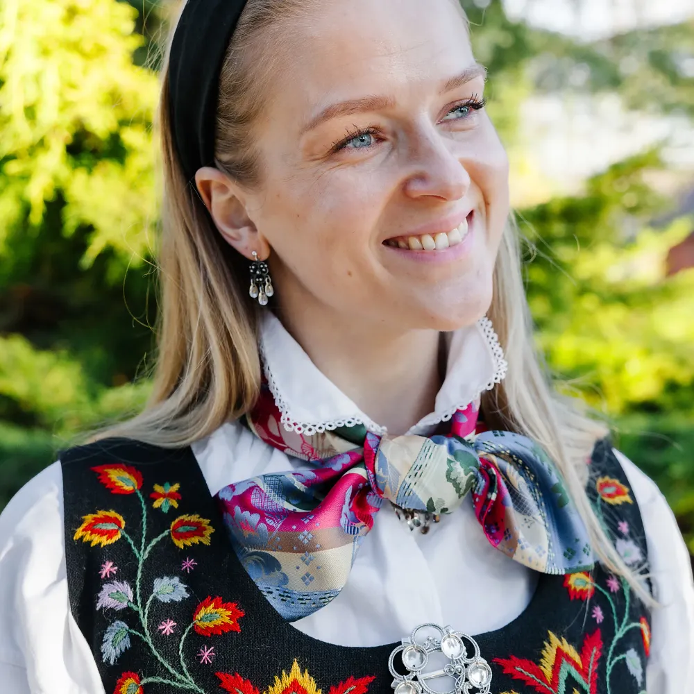 Bunad med silkeskjerf fra Tyrihans i lyseblått og grønt