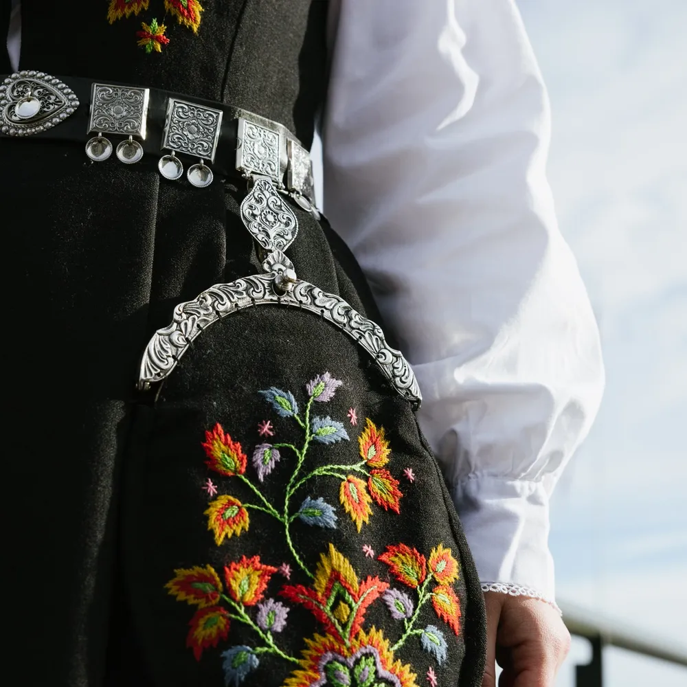 Bunadsveske og veskelås