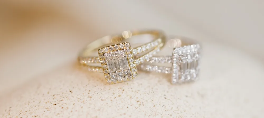 To Grace diamantringer, en i 585 hvitt gull og en i 585 gult gull.