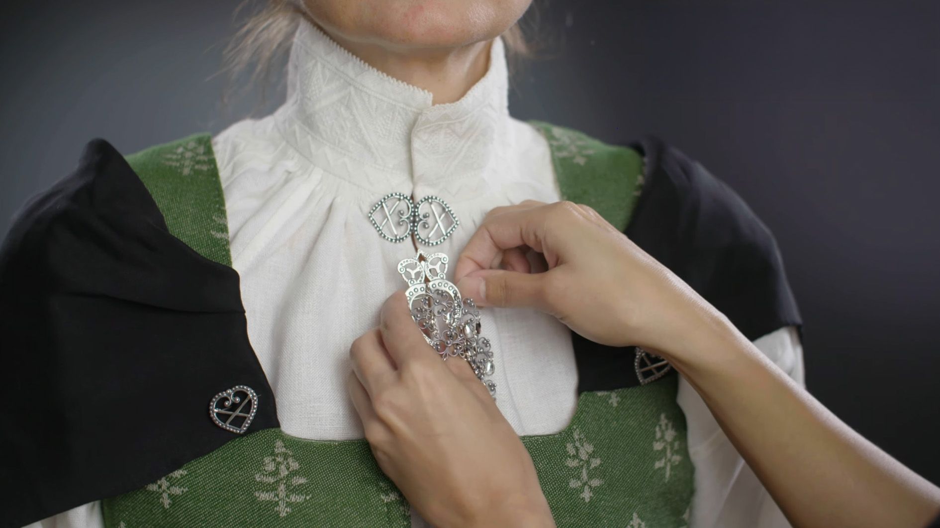 Bunadsølv som festes på en østfoldbunad