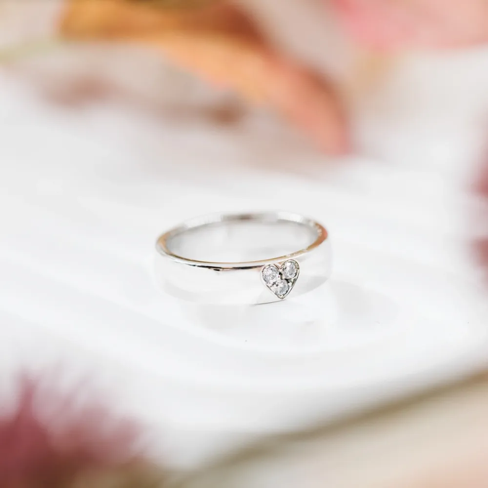 Giftering i hvitt gull med diamanter i hjerteform