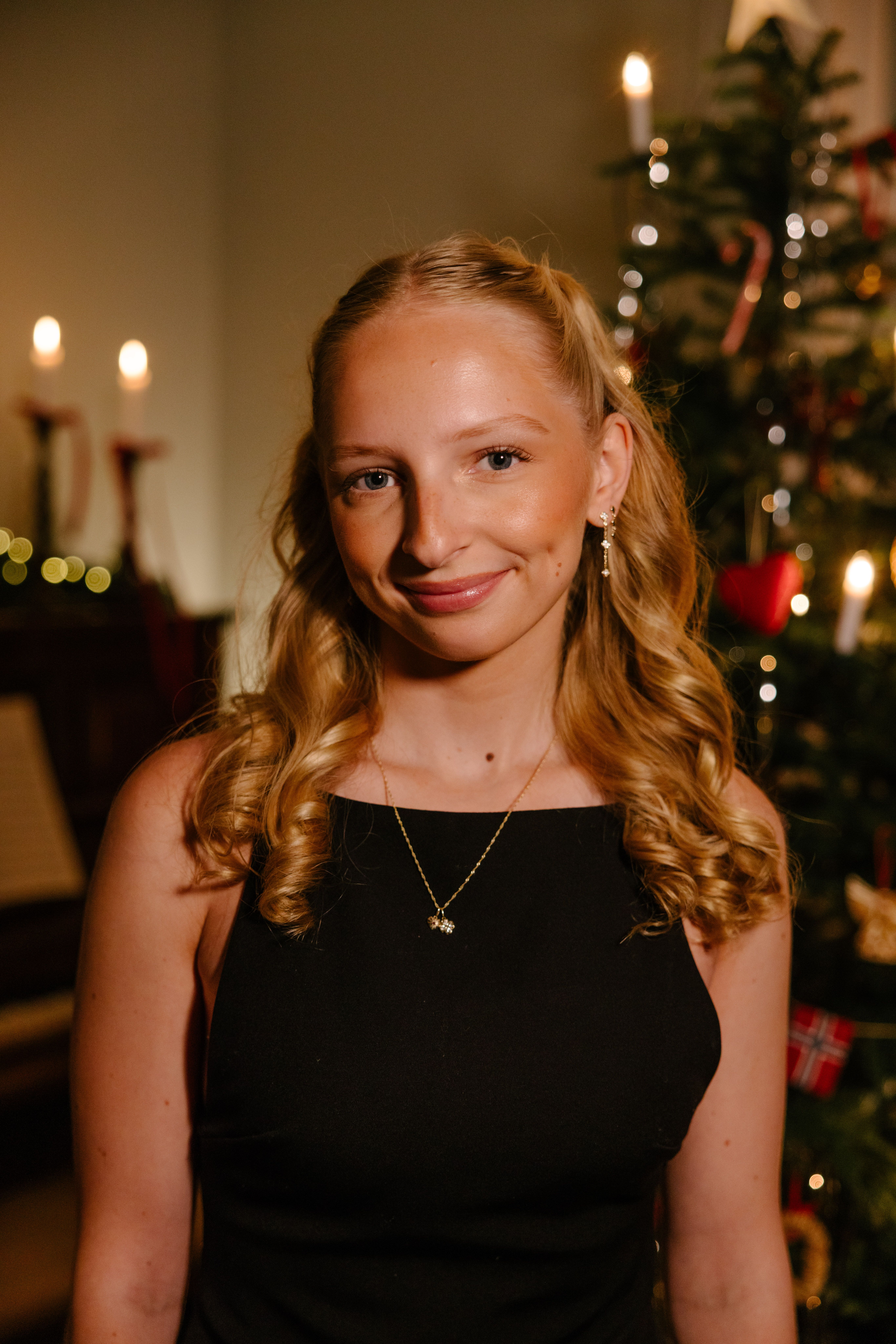 Aleksandra hos Gullfunn Tveita foran et juletre med smykke i gull