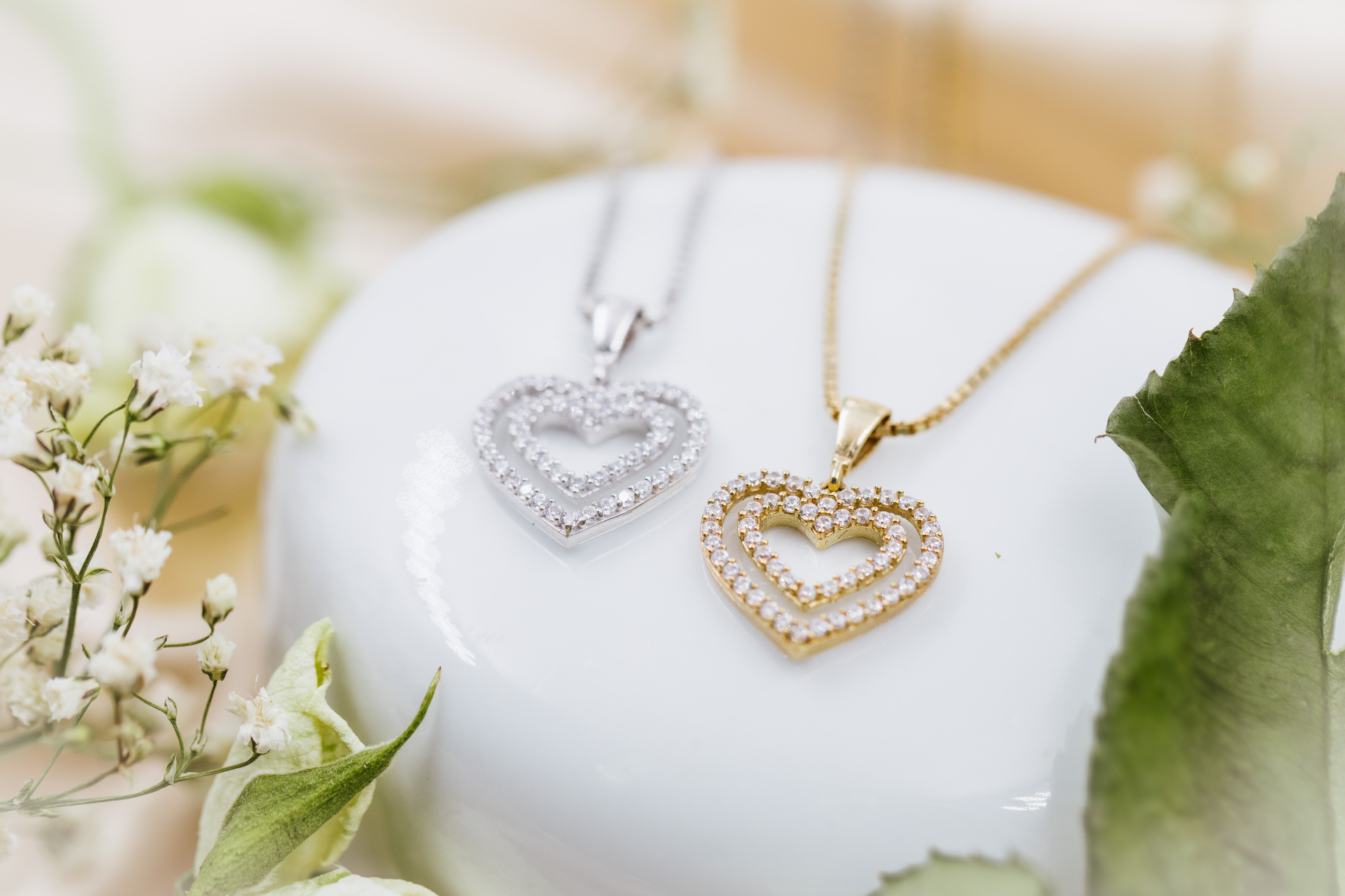 Kristine gullsmykker med zirkonia i gult og hvitt gull