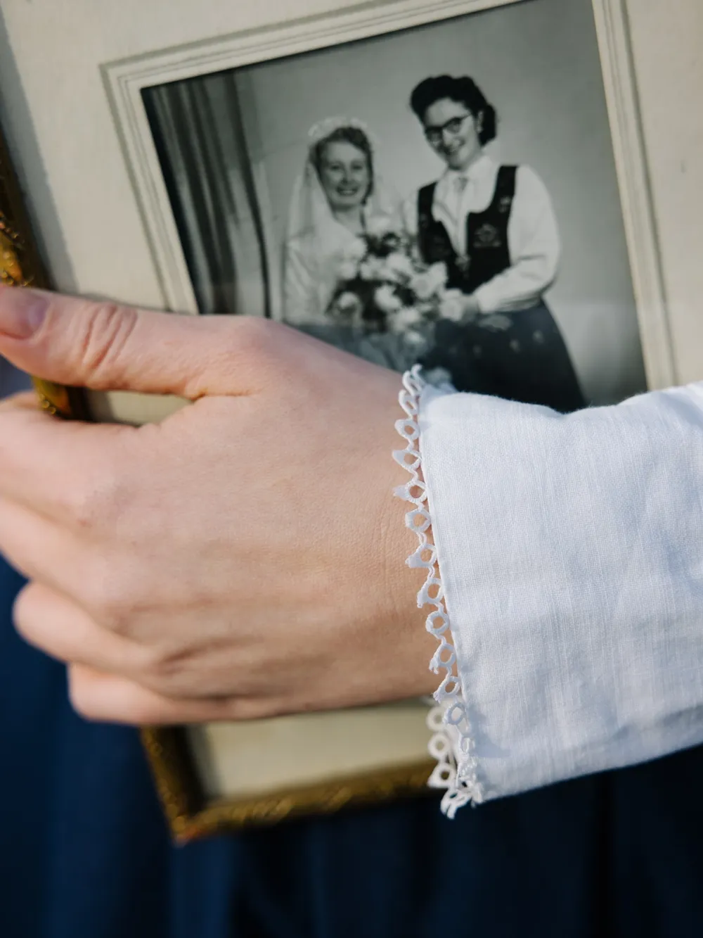 Nuppereller på bunadskjorte