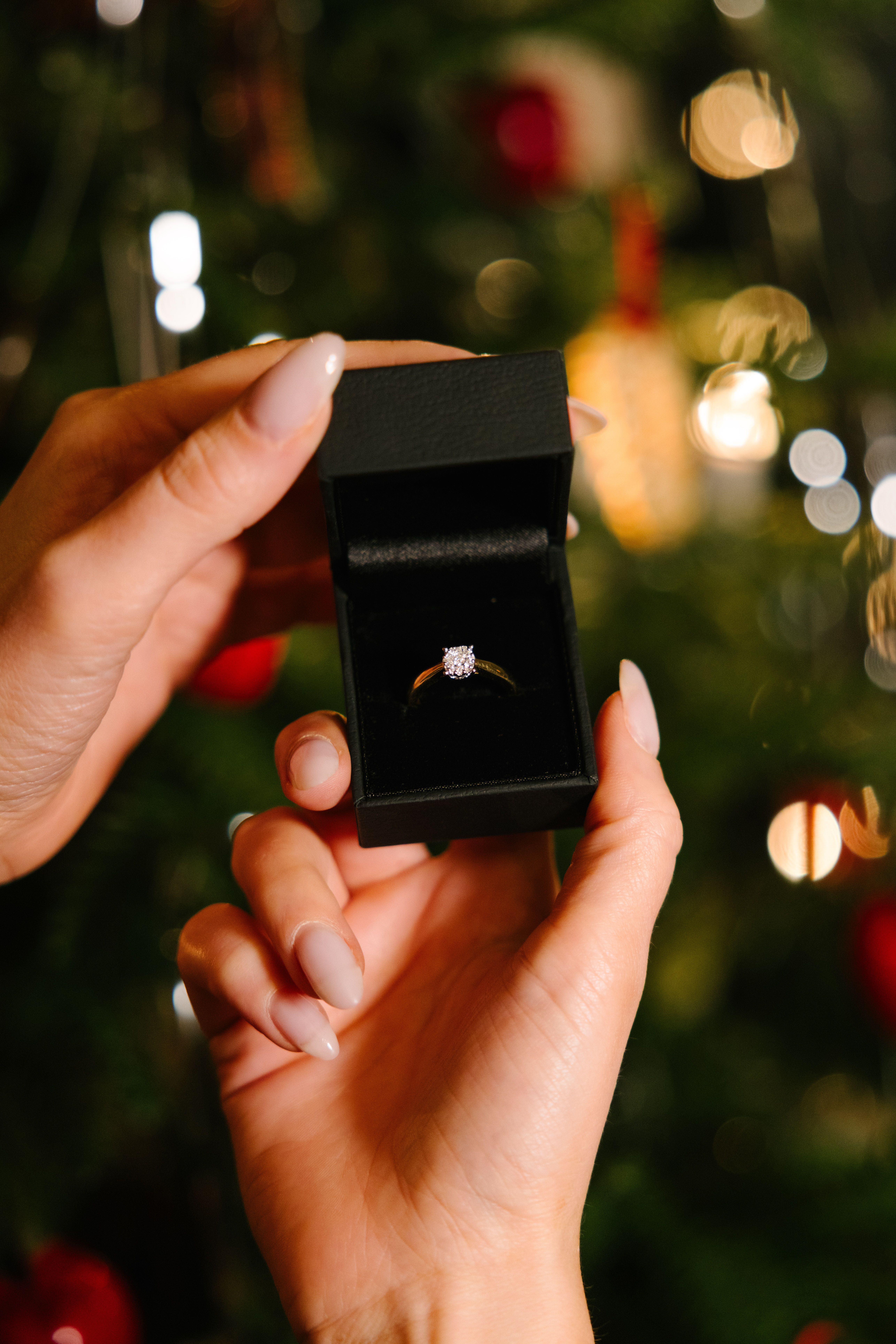 Ring i gult gull med diamanter i sort ringeske