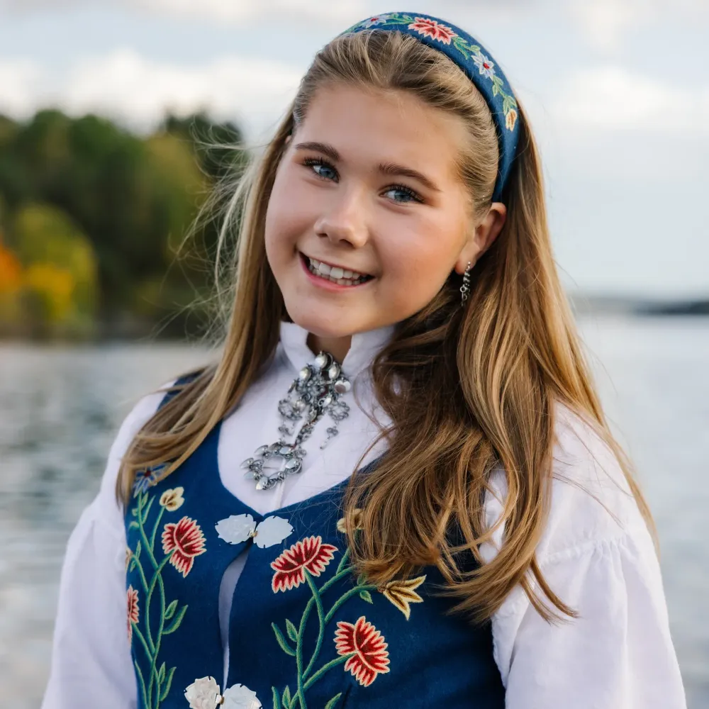 Mia på konfirmasjonsdagen i bunad 