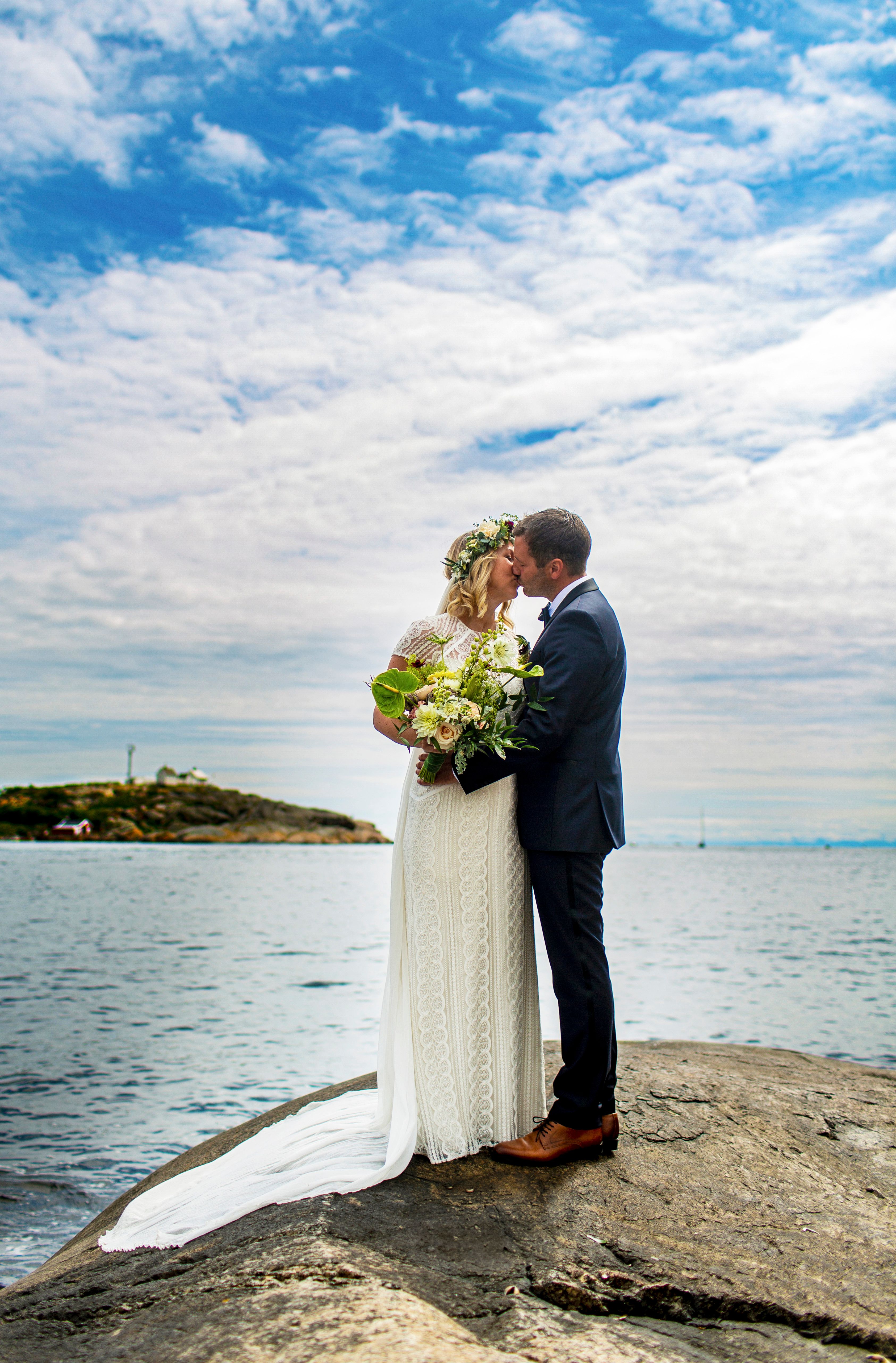Brudepar på svaberget
