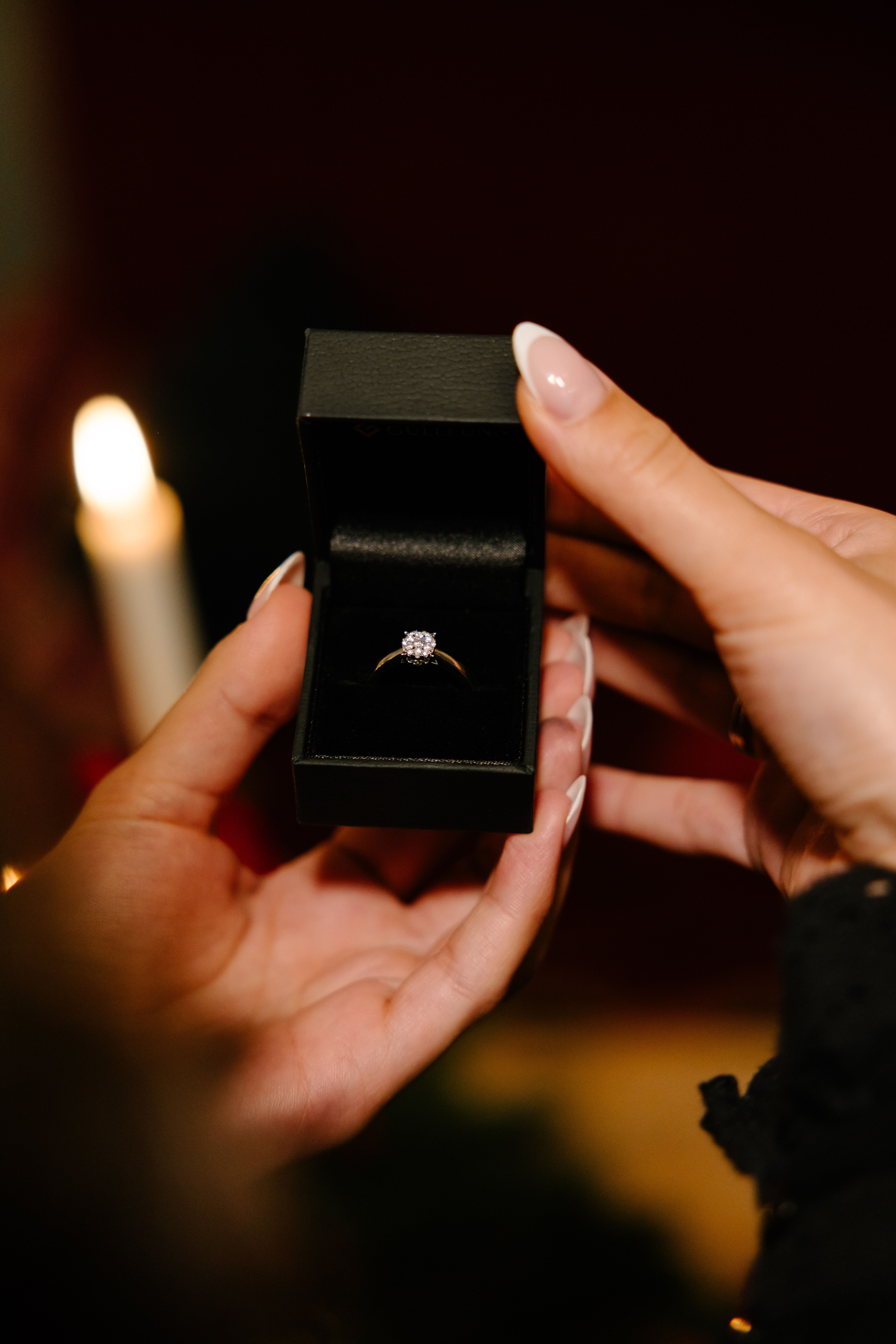 Aimeé diamantring i sort ringetui