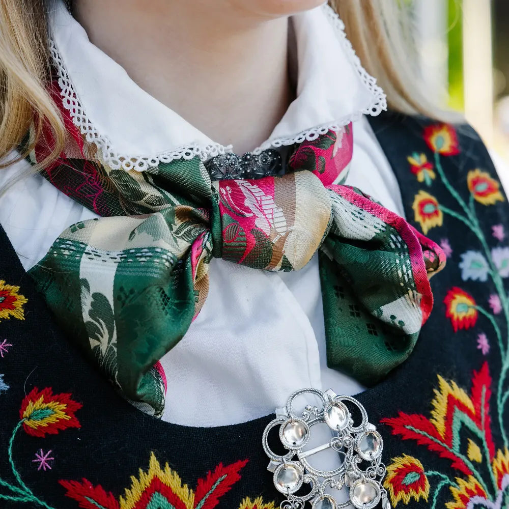 Silkeskjerf til bunad fra Tyrihans