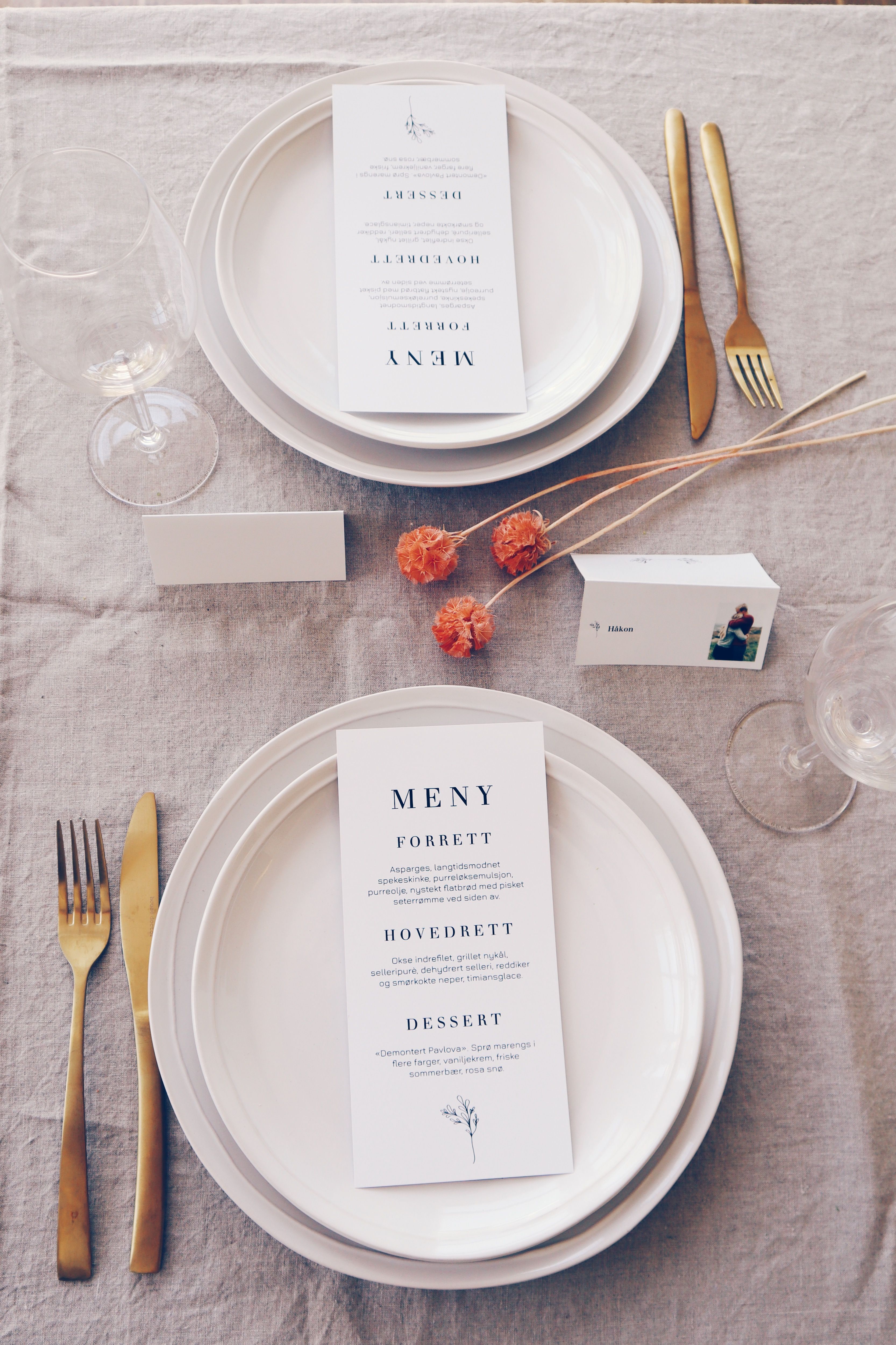 Meny og bordkort på servise i bryllup