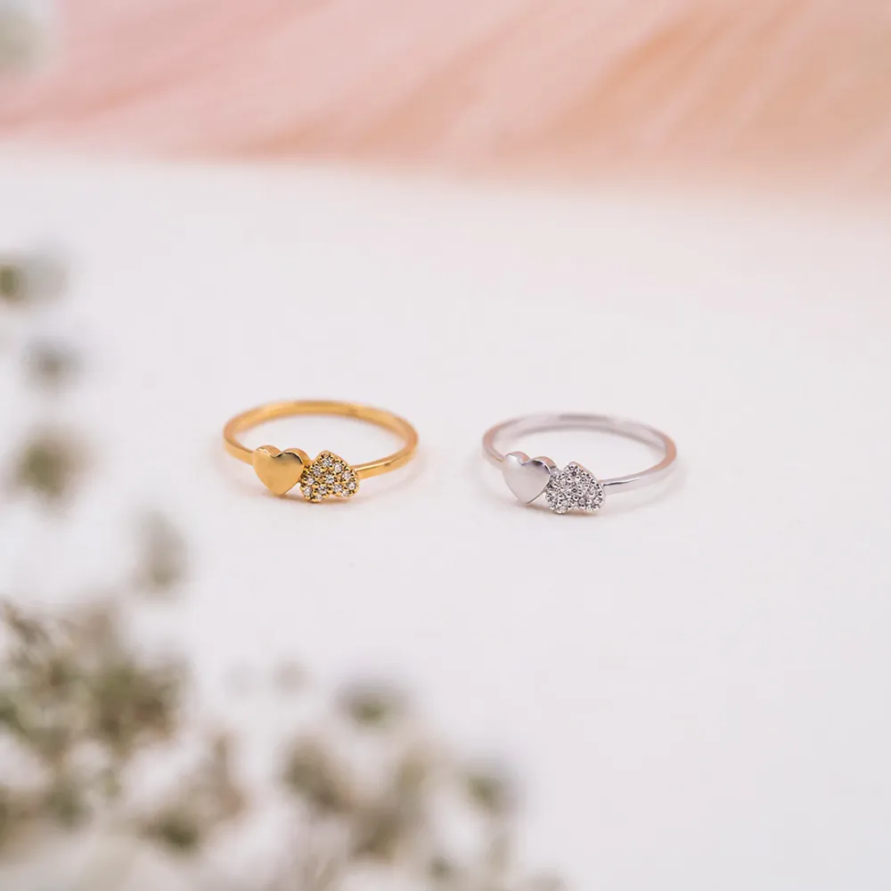 Ring med to hjerter i sølv. En i forgylt sølv og en i rhodinert.