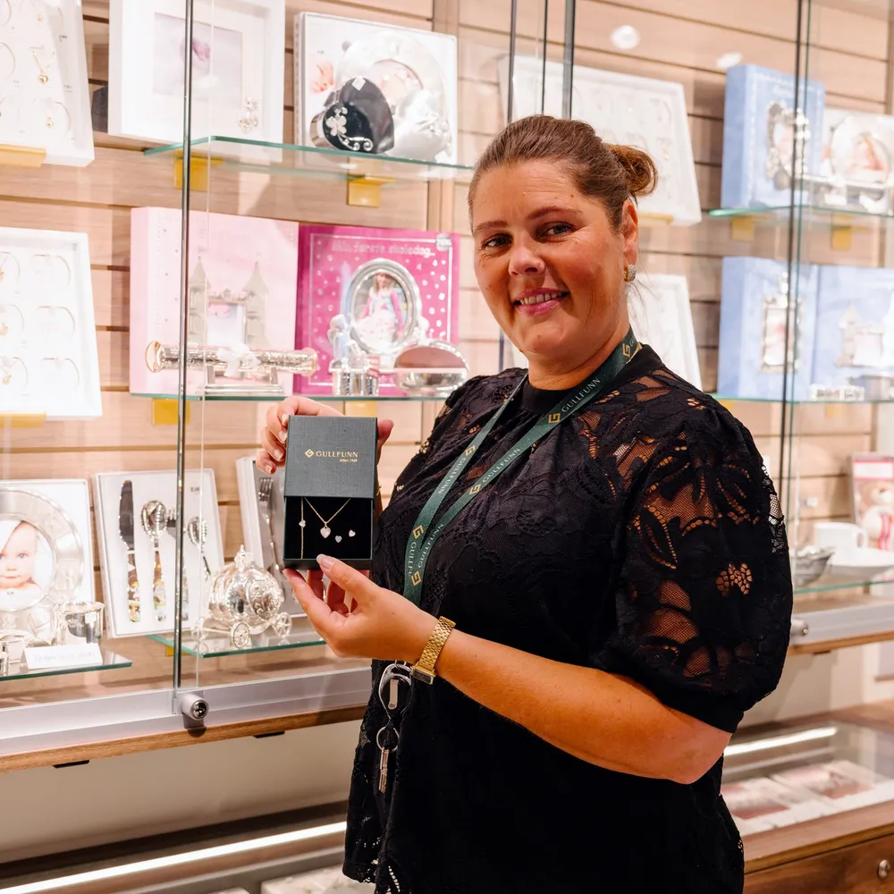 Ida viser frem smykker til barn