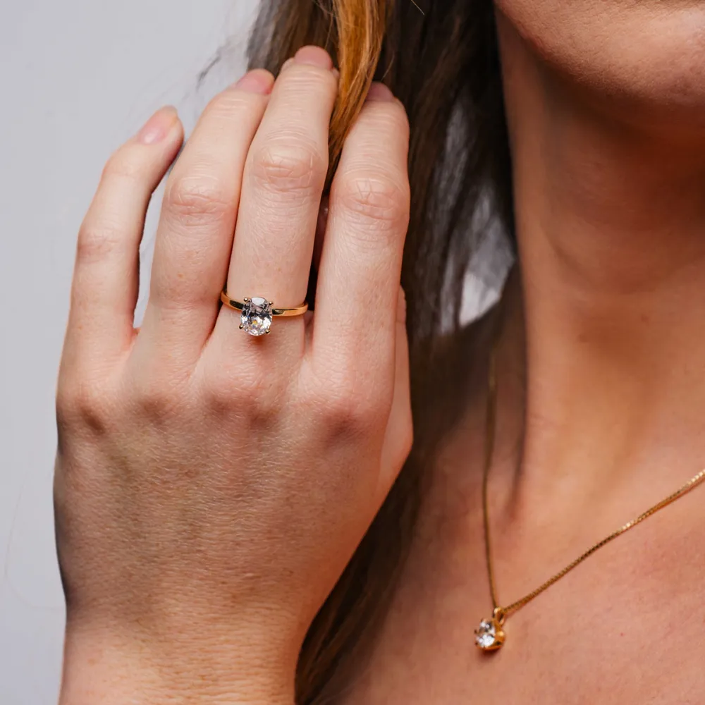 Dame med lab diamantring og lab diamantanheng