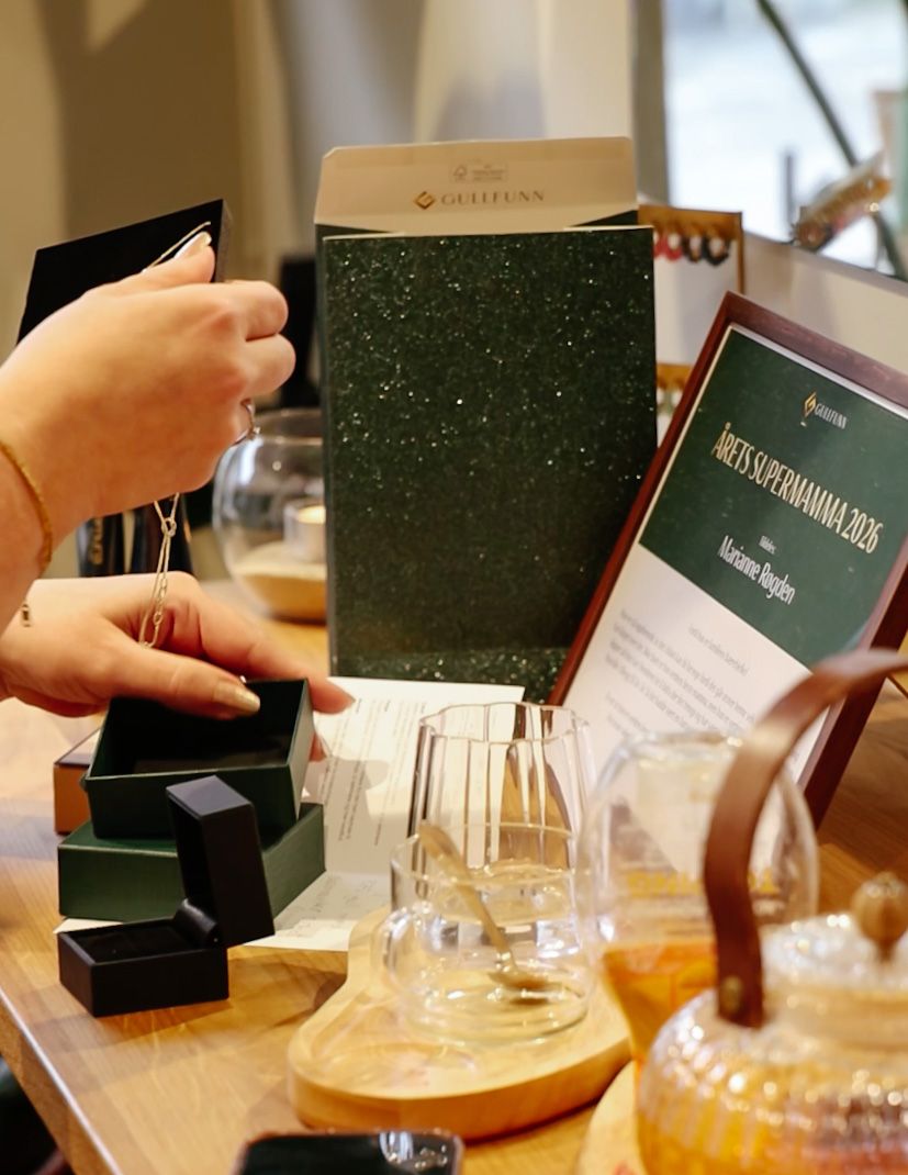 Årets supermamma 2026 fikk frisørtime og gaver fra Gullfunn