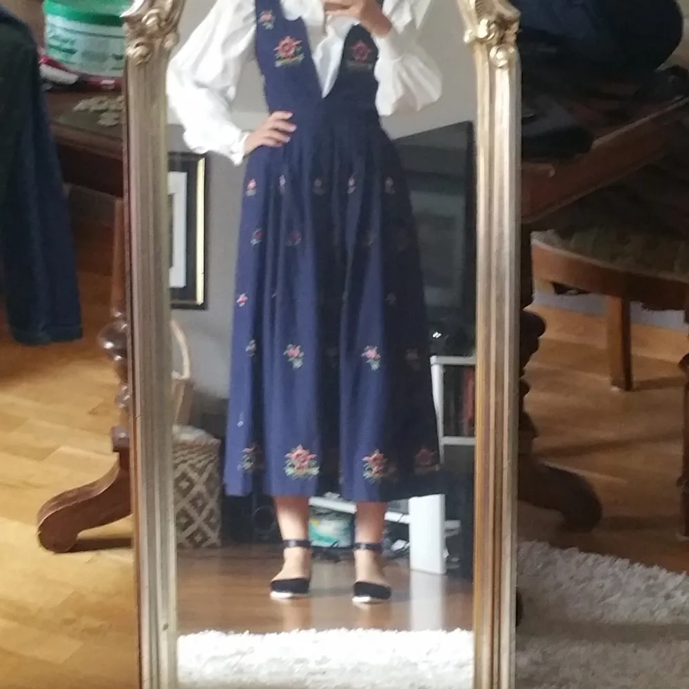 Jeanette som prøver en litt for kort jordebunad