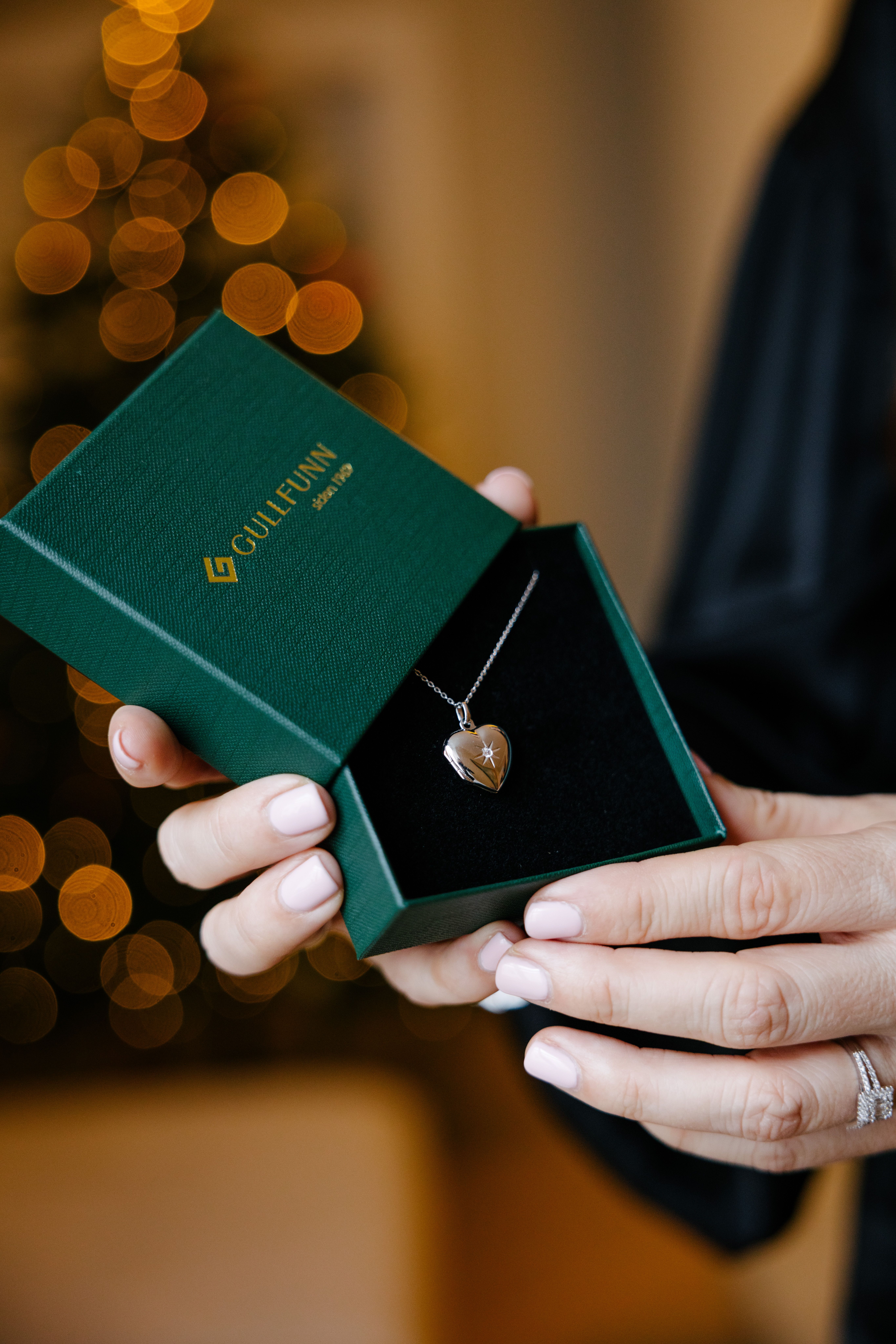 Medaljong i gult gull med hjerte og diamant