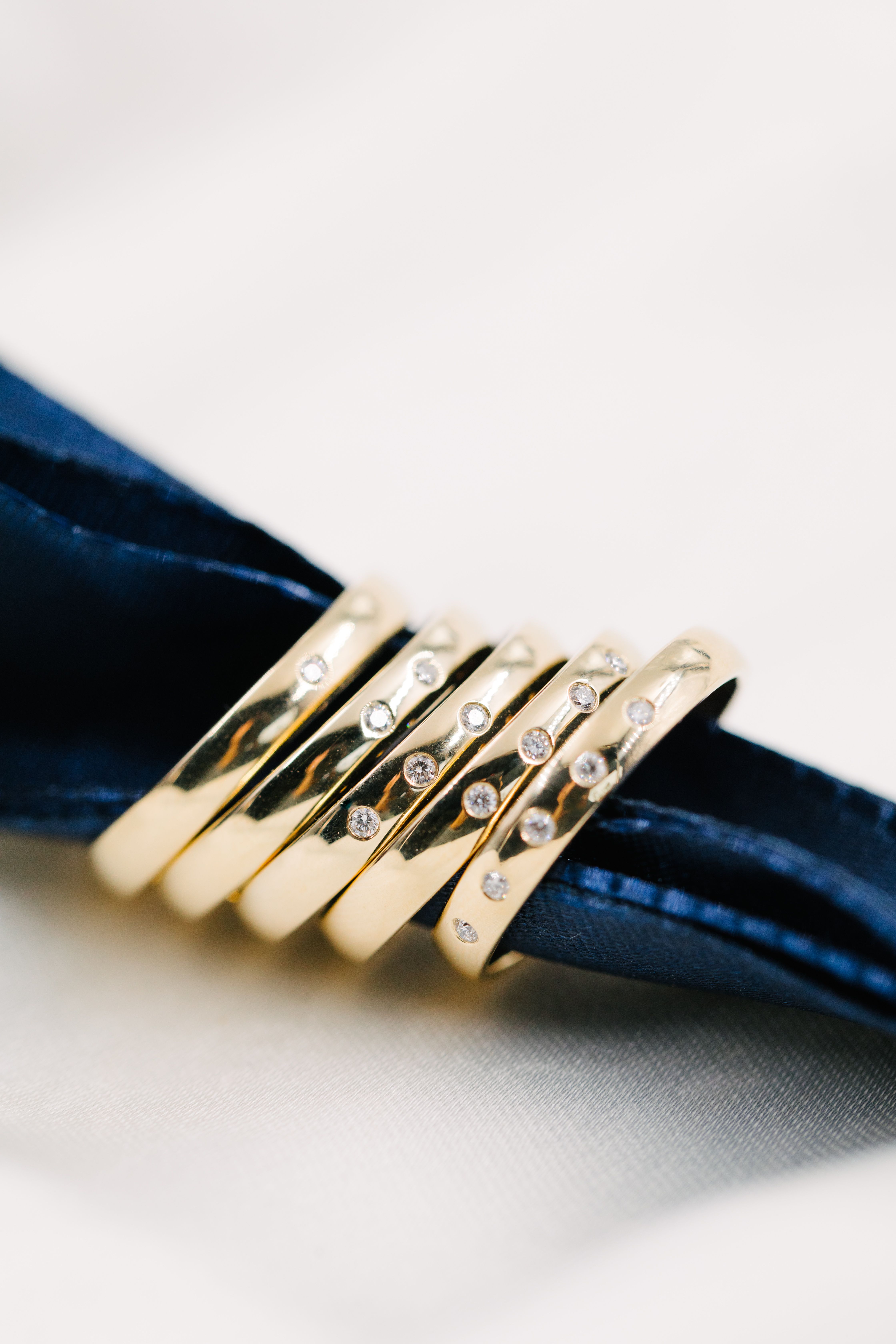 5 gifteringer i gult gull med diamanter