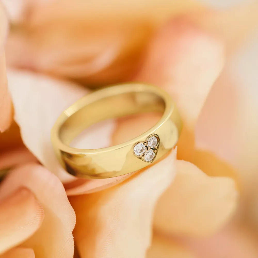 Giftering med diamanter i hjerteform