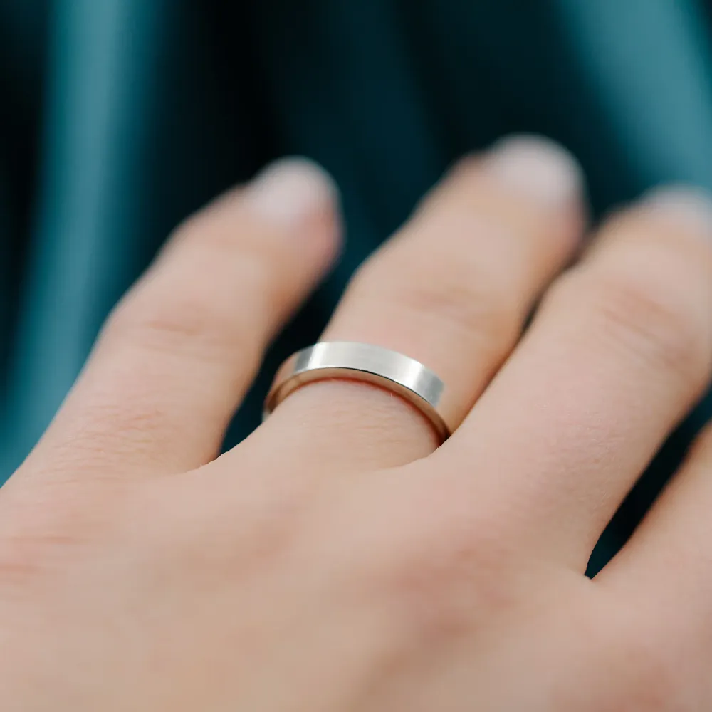 Giftering i satinert sølv