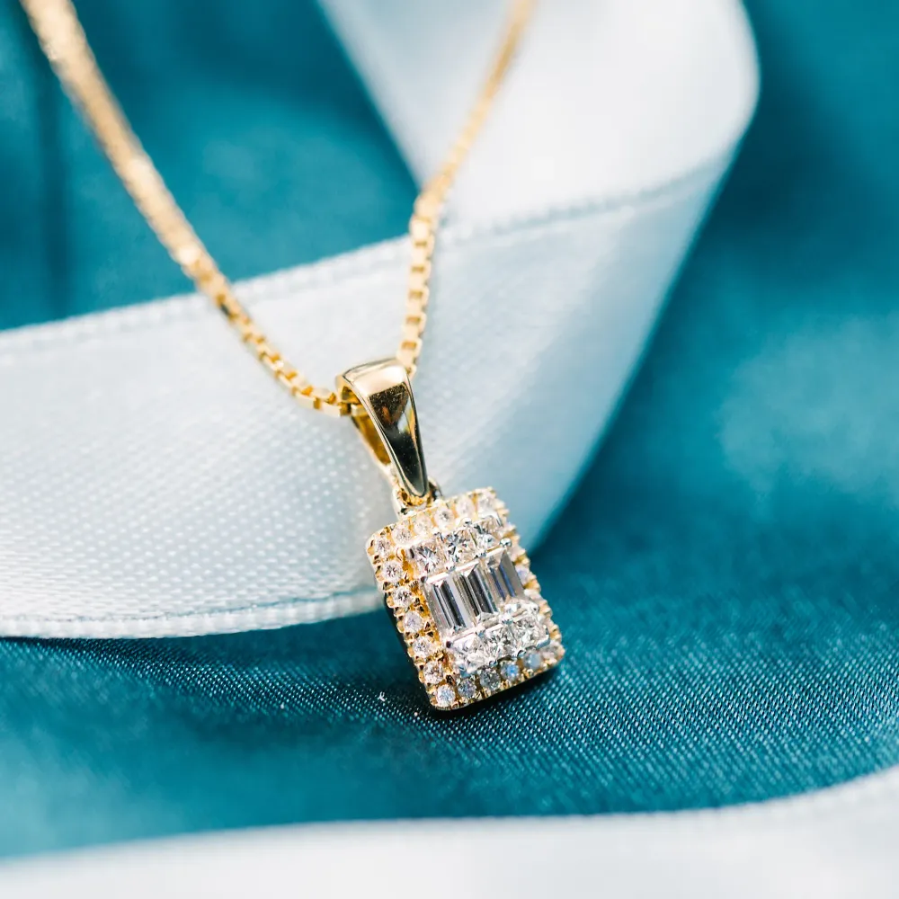 Elizabeth diamantanheng og diamantøredobber i gult gull