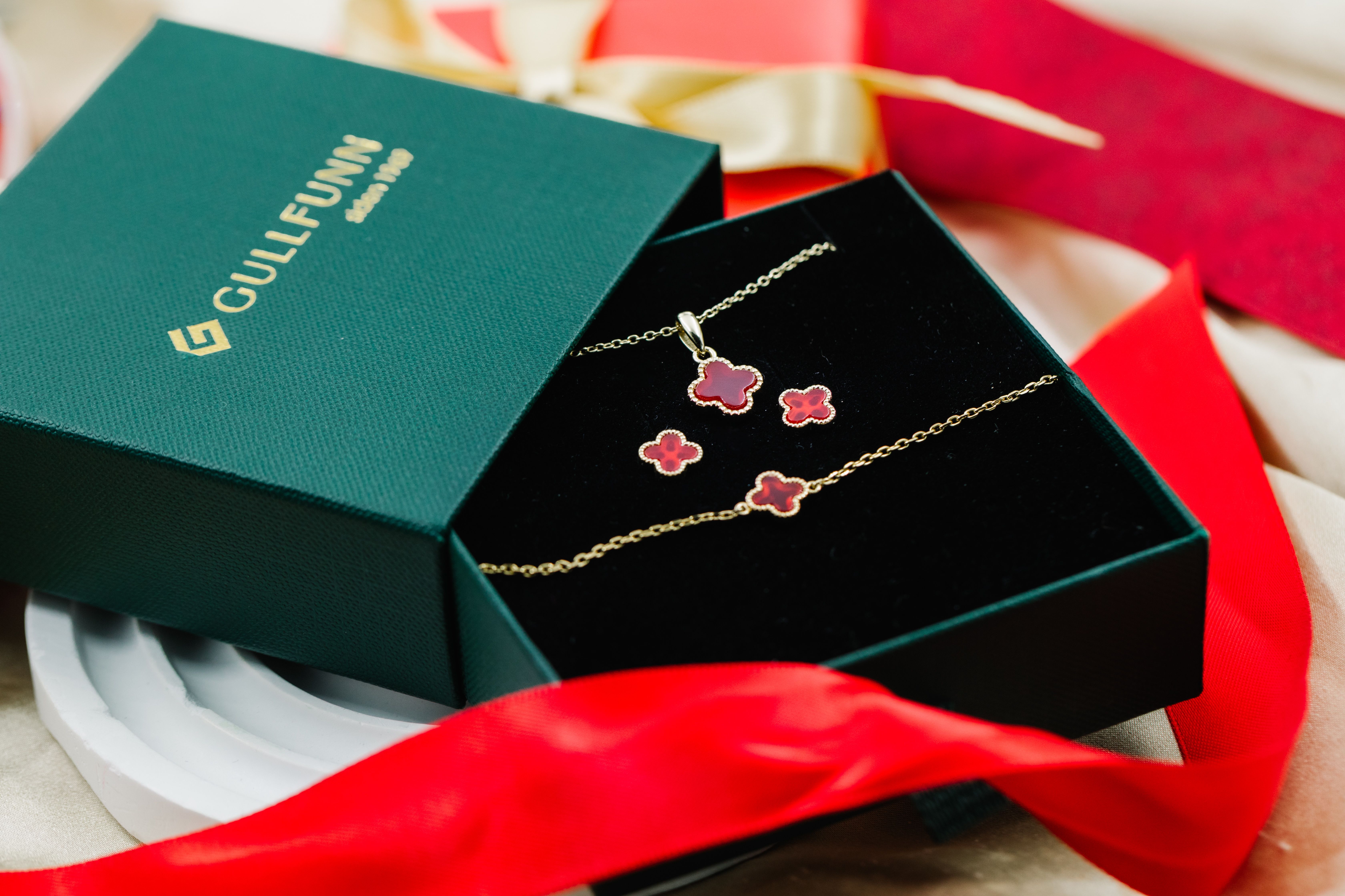 Kløversmykker er vakre og har en symbolsk betydning