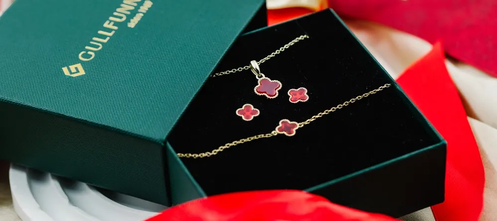 Kløversmykker er vakre og har en symbolsk betydning